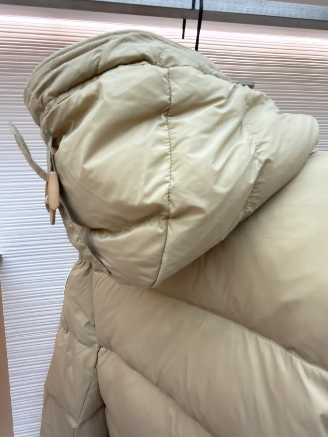 Burberry detachable sleeve hooded down jacket ●Original version: Purchased and developed by 7049 ●Item number: 1680755-C95 ●Fabric: Retro plaid fabric ●Technology: Positioning cutting machine ●Version: Fitted version ●Weight: about 1265 grams ●Size: S-M-L-XL-XXL ●Description: High collar and hood lined with retro plaid Detachable sleeves to transform into a vest shape The upper body effect is super good, comfortable and warm Super practical snap buttons and a hidden two-way zipper placket. The drawstring hood and hem shoulders are decorated with Burberry three-dimensional silicone logo plates. The overall wiring is straight and delicate, the fabric is comfortable and soft, and the color is consistent without color difference. It can be matched with the same style to create a fashionable look and control various occasions. Customized accessories, complete with three standards, same style for men and women!