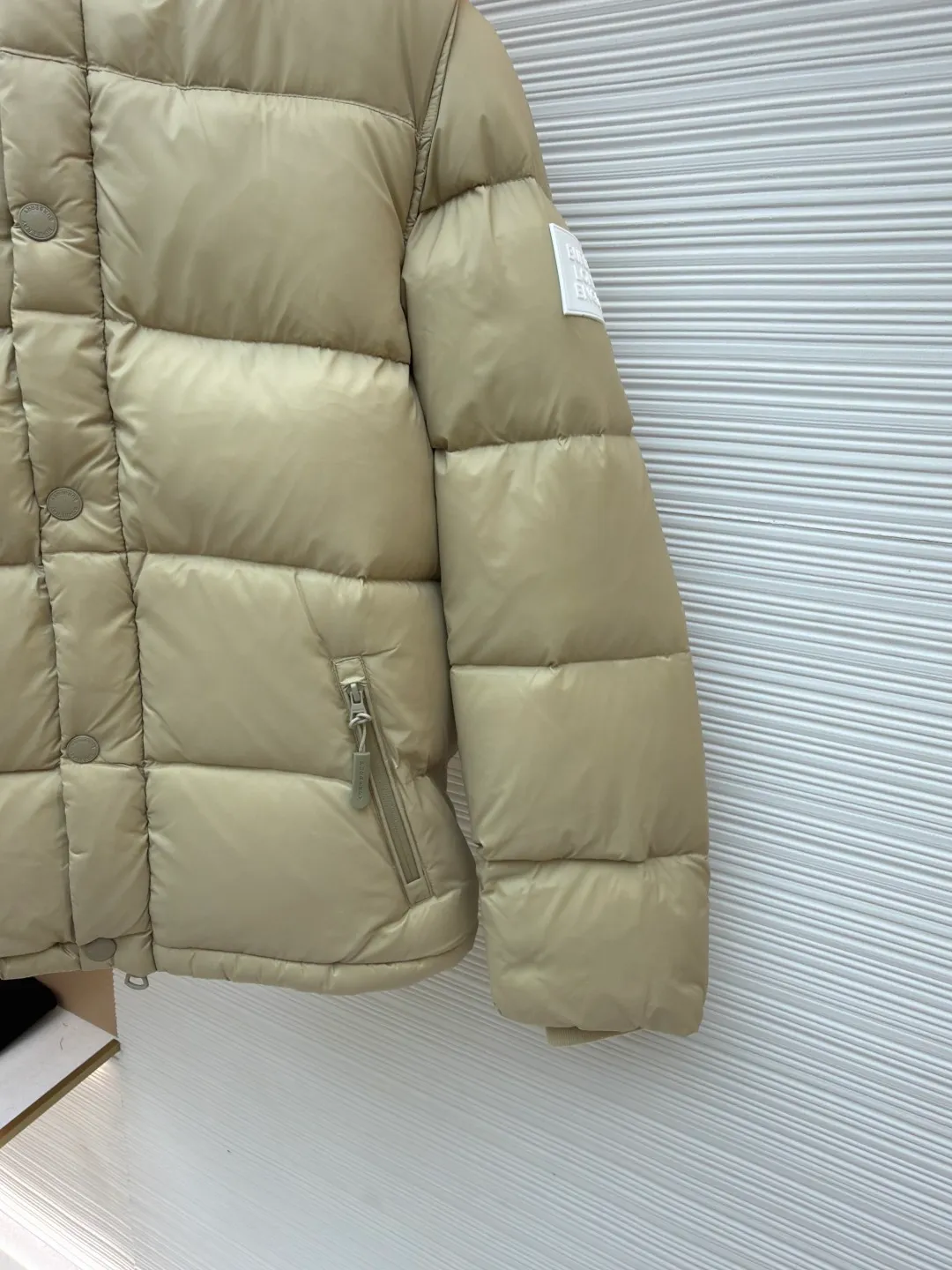 Burberry detachable sleeve hooded down jacket ●Original version: Purchased and developed by 7049 ●Item number: 1680755-C95 ●Fabric: Retro plaid fabric ●Technology: Positioning cutting machine ●Version: Fitted version ●Weight: about 1265 grams ●Size: S-M-L-XL-XXL ●Description: High collar and hood lined with retro plaid Detachable sleeves to transform into a vest shape The upper body effect is super good, comfortable and warm Super practical snap buttons and a hidden two-way zipper placket. The drawstring hood and hem shoulders are decorated with Burberry three-dimensional silicone logo plates. The overall wiring is straight and delicate, the fabric is comfortable and soft, and the color is consistent without color difference. It can be matched with the same style to create a fashionable look and control various occasions. Customized accessories, complete with three standards, same style for men and women!