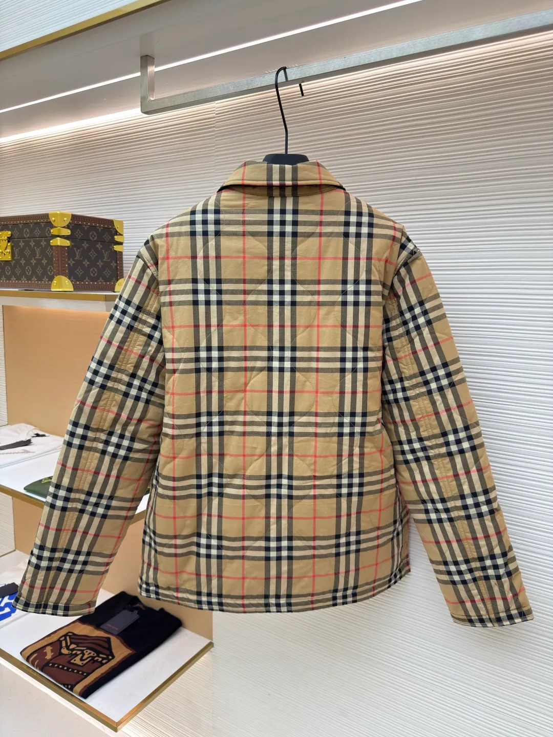 BURBERRY double-sided plaid temperature-controlled jacket ●Original version: Purchased and developed by 5679 ●Item number: 1680751-C35 ●Fabric: windproof fabric ●Technology: made on positioning cutting machine ●Version: fitted version ●Weight: about 735 grams ●Size: S-M-L-XL ●Description: Made of polyester fiber fabric that is waterproof and windproof. It uses 37.5® temperature control technology to accelerate evaporation and improve breathability, preventing overheating or overcold wearing experience. The front fabric has certain waterproof and snowproof functions. It is particularly soft after washing, is also very washable, wear-resistant and warm, and can be worn for a long time! The machines and equipment used to weave this fabric are unique. It is many times warmer than ordinary quilted jackets. The fabric can only be purchased by OEMs. The overall wiring is straight and delicate, the fabric is comfortable and soft, and the color is consistent without color difference. It can be matched with the same style to create a fashionable look and control various occasions. Customized accessories, complete with three standards, same style for men and women!