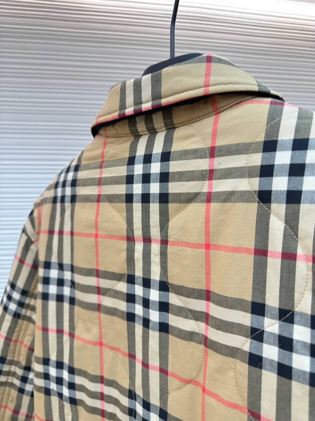 BURBERRY double-sided plaid temperature-controlled jacket ●Original version: Purchased and developed by 5679 ●Item number: 1680751-C35 ●Fabric: windproof fabric ●Technology: made on positioning cutting machine ●Version: fitted version ●Weight: about 735 grams ●Size: S-M-L-XL ●Description: Made of polyester fiber fabric that is waterproof and windproof. It uses 37.5® temperature control technology to accelerate evaporation and improve breathability, preventing overheating or overcold wearing experience. The front fabric has certain waterproof and snowproof functions. It is particularly soft after washing, is also very washable, wear-resistant and warm, and can be worn for a long time! The machines and equipment used to weave this fabric are unique. It is many times warmer than ordinary quilted jackets. The fabric can only be purchased by OEMs. The overall wiring is straight and delicate, the fabric is comfortable and soft, and the color is consistent without color difference. It can be matched with the same style to create a fashionable look and control various occasions. Customized accessories, complete with three standards, same style for men and women!