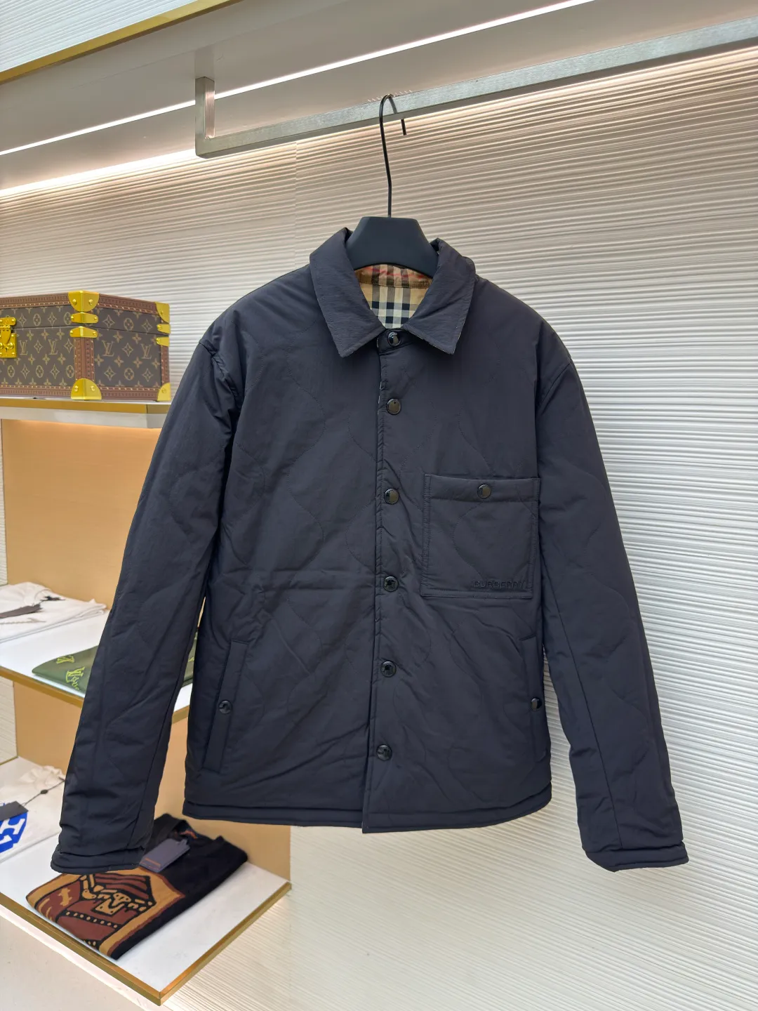 BURBERRY double-sided plaid temperature-controlled jacket ●Original version: Purchased and developed by 5679 ●Item number: 1680751-C35 ●Fabric: windproof fabric ●Technology: made on positioning cutting machine ●Version: fitted version ●Weight: about 735 grams ●Size: S-M-L-XL ●Description: Made of polyester fiber fabric that is waterproof and windproof. It uses 37.5® temperature control technology to accelerate evaporation and improve breathability, preventing overheating or overcold wearing experience. The front fabric has certain waterproof and snowproof functions. It is particularly soft after washing, is also very washable, wear-resistant and warm, and can be worn for a long time! The machines and equipment used to weave this fabric are unique. It is many times warmer than ordinary quilted jackets. The fabric can only be purchased by OEMs. The overall wiring is straight and delicate, the fabric is comfortable and soft, and the color is consistent without color difference. It can be matched with the same style to create a fashionable look and control various occasions. Customized accessories, complete with three standards, same style for men and women!