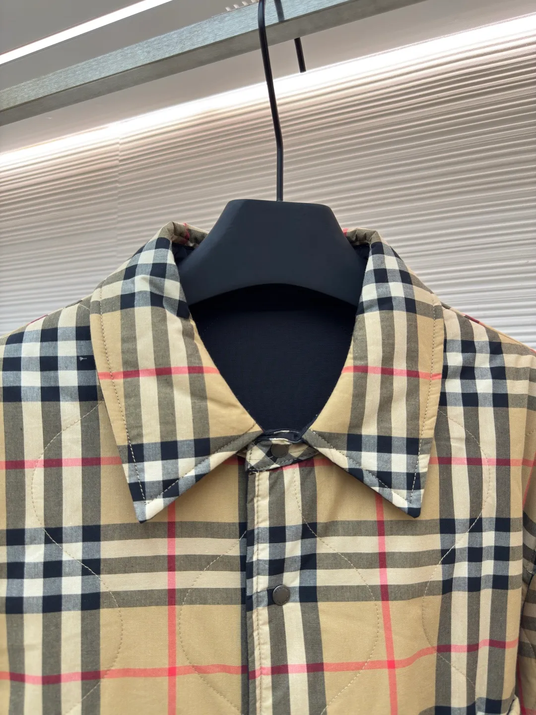 BURBERRY double-sided plaid temperature-controlled jacket ●Original version: Purchased and developed by 5679 ●Item number: 1680751-C35 ●Fabric: windproof fabric ●Technology: made on positioning cutting machine ●Version: fitted version ●Weight: about 735 grams ●Size: S-M-L-XL ●Description: Made of polyester fiber fabric that is waterproof and windproof. It uses 37.5® temperature control technology to accelerate evaporation and improve breathability, preventing overheating or overcold wearing experience. The front fabric has certain waterproof and snowproof functions. It is particularly soft after washing, is also very washable, wear-resistant and warm, and can be worn for a long time! The machines and equipment used to weave this fabric are unique. It is many times warmer than ordinary quilted jackets. The fabric can only be purchased by OEMs. The overall wiring is straight and delicate, the fabric is comfortable and soft, and the color is consistent without color difference. It can be matched with the same style to create a fashionable look and control various occasions. Customized accessories, complete with three standards, same style for men and women!