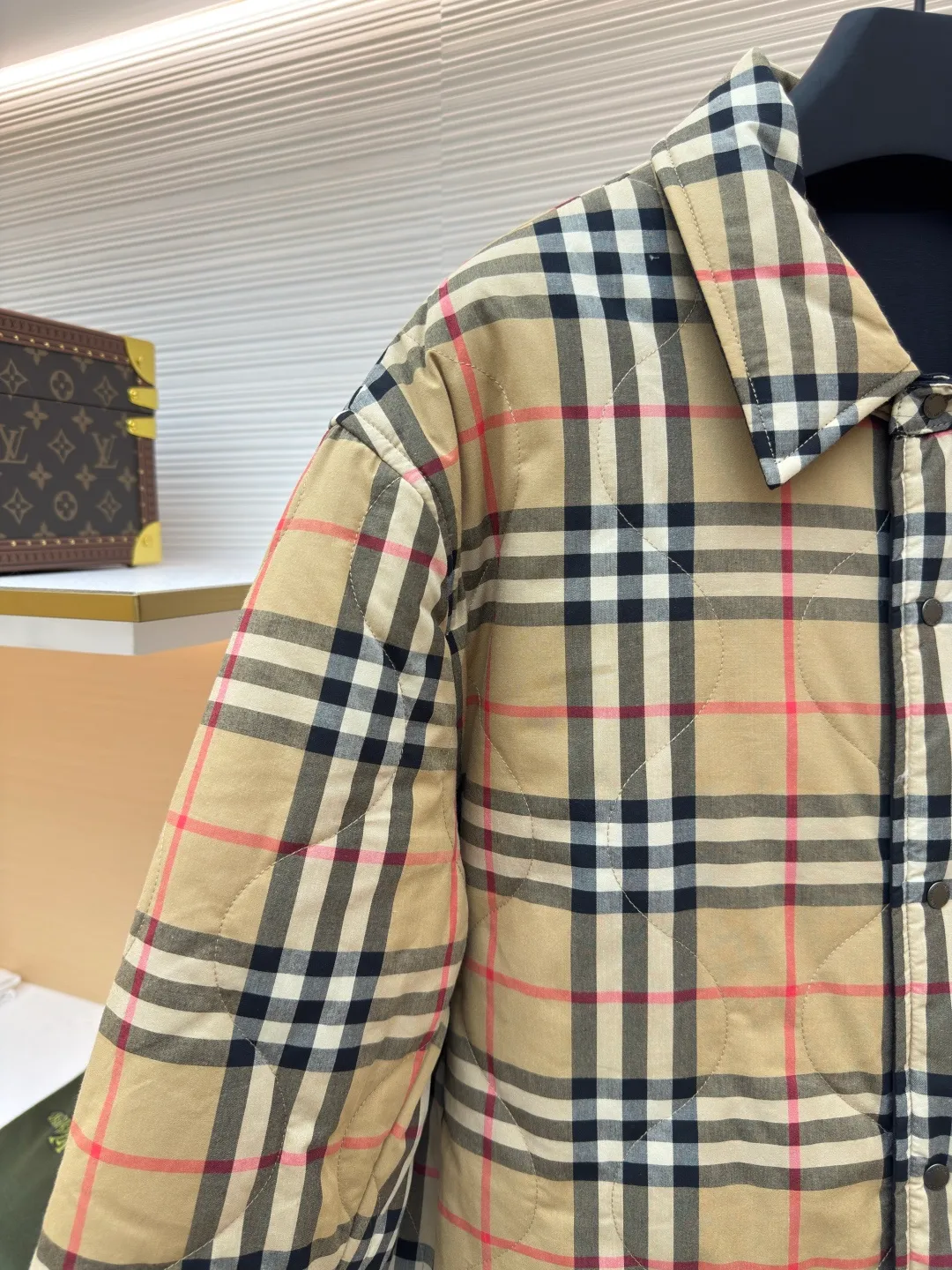 BURBERRY double-sided plaid temperature-controlled jacket ●Original version: Purchased and developed by 5679 ●Item number: 1680751-C35 ●Fabric: windproof fabric ●Technology: made on positioning cutting machine ●Version: fitted version ●Weight: about 735 grams ●Size: S-M-L-XL ●Description: Made of polyester fiber fabric that is waterproof and windproof. It uses 37.5® temperature control technology to accelerate evaporation and improve breathability, preventing overheating or overcold wearing experience. The front fabric has certain waterproof and snowproof functions. It is particularly soft after washing, is also very washable, wear-resistant and warm, and can be worn for a long time! The machines and equipment used to weave this fabric are unique. It is many times warmer than ordinary quilted jackets. The fabric can only be purchased by OEMs. The overall wiring is straight and delicate, the fabric is comfortable and soft, and the color is consistent without color difference. It can be matched with the same style to create a fashionable look and control various occasions. Customized accessories, complete with three standards, same style for men and women!