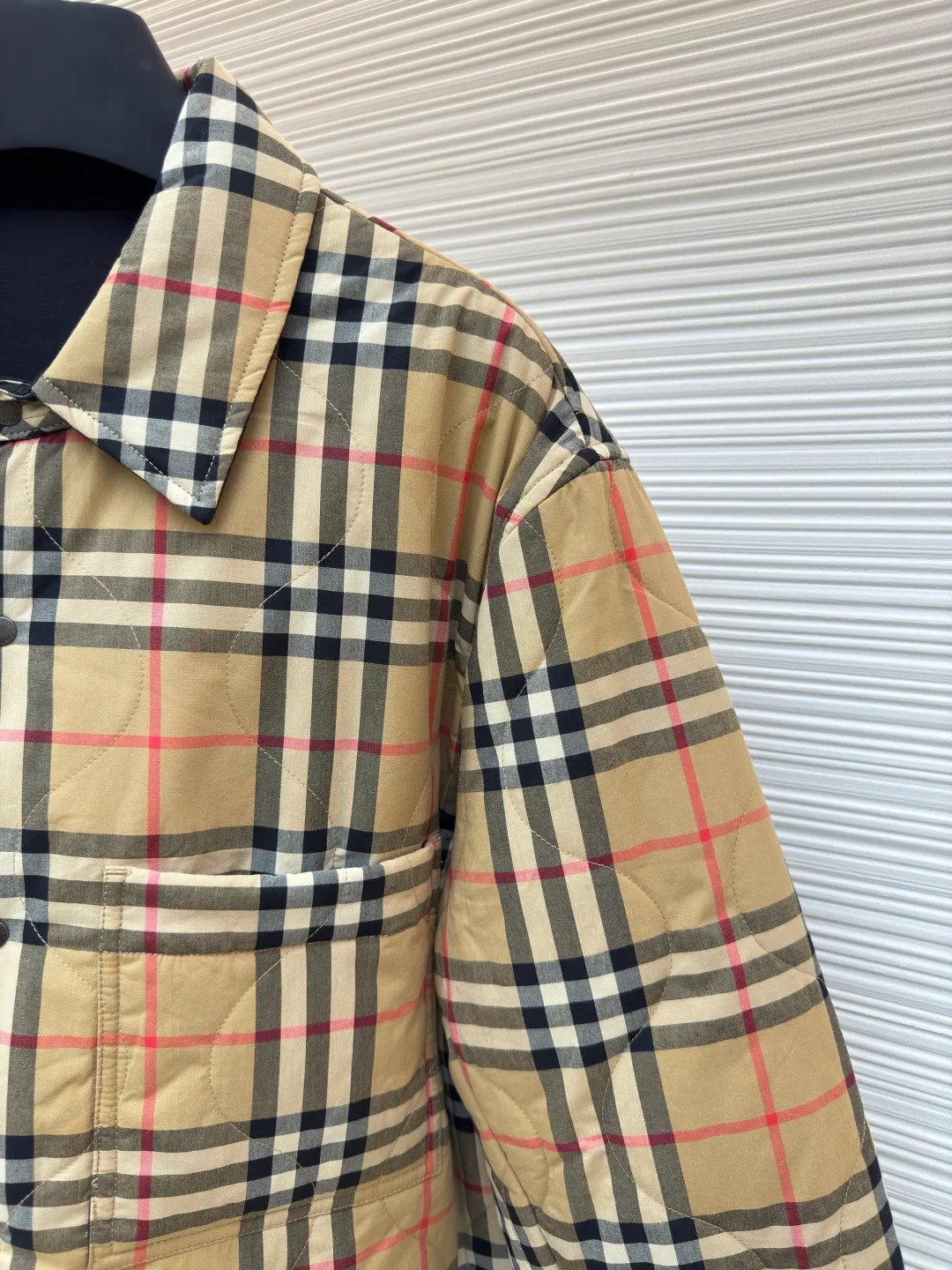 BURBERRY double-sided plaid temperature-controlled jacket ●Original version: Purchased and developed by 5679 ●Item number: 1680751-C35 ●Fabric: windproof fabric ●Technology: made on positioning cutting machine ●Version: fitted version ●Weight: about 735 grams ●Size: S-M-L-XL ●Description: Made of polyester fiber fabric that is waterproof and windproof. It uses 37.5® temperature control technology to accelerate evaporation and improve breathability, preventing overheating or overcold wearing experience. The front fabric has certain waterproof and snowproof functions. It is particularly soft after washing, is also very washable, wear-resistant and warm, and can be worn for a long time! The machines and equipment used to weave this fabric are unique. It is many times warmer than ordinary quilted jackets. The fabric can only be purchased by OEMs. The overall wiring is straight and delicate, the fabric is comfortable and soft, and the color is consistent without color difference. It can be matched with the same style to create a fashionable look and control various occasions. Customized accessories, complete with three standards, same style for men and women!