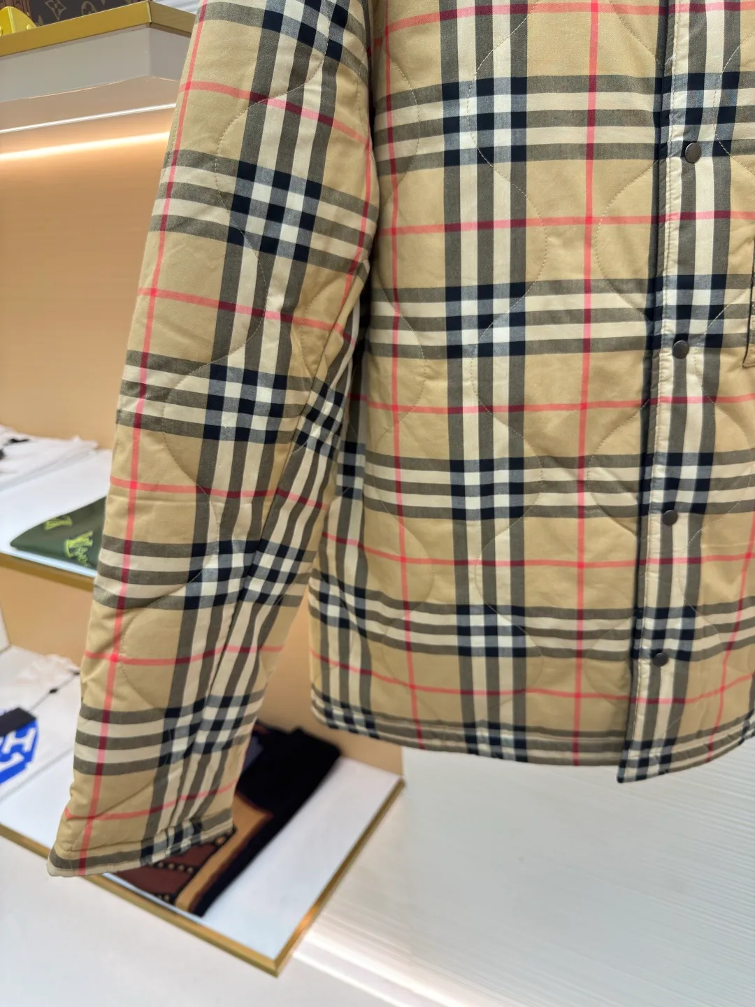 BURBERRY double-sided plaid temperature-controlled jacket ●Original version: Purchased and developed by 5679 ●Item number: 1680751-C35 ●Fabric: windproof fabric ●Technology: made on positioning cutting machine ●Version: fitted version ●Weight: about 735 grams ●Size: S-M-L-XL ●Description: Made of polyester fiber fabric that is waterproof and windproof. It uses 37.5® temperature control technology to accelerate evaporation and improve breathability, preventing overheating or overcold wearing experience. The front fabric has certain waterproof and snowproof functions. It is particularly soft after washing, is also very washable, wear-resistant and warm, and can be worn for a long time! The machines and equipment used to weave this fabric are unique. It is many times warmer than ordinary quilted jackets. The fabric can only be purchased by OEMs. The overall wiring is straight and delicate, the fabric is comfortable and soft, and the color is consistent without color difference. It can be matched with the same style to create a fashionable look and control various occasions. Customized accessories, complete with three standards, same style for men and women!