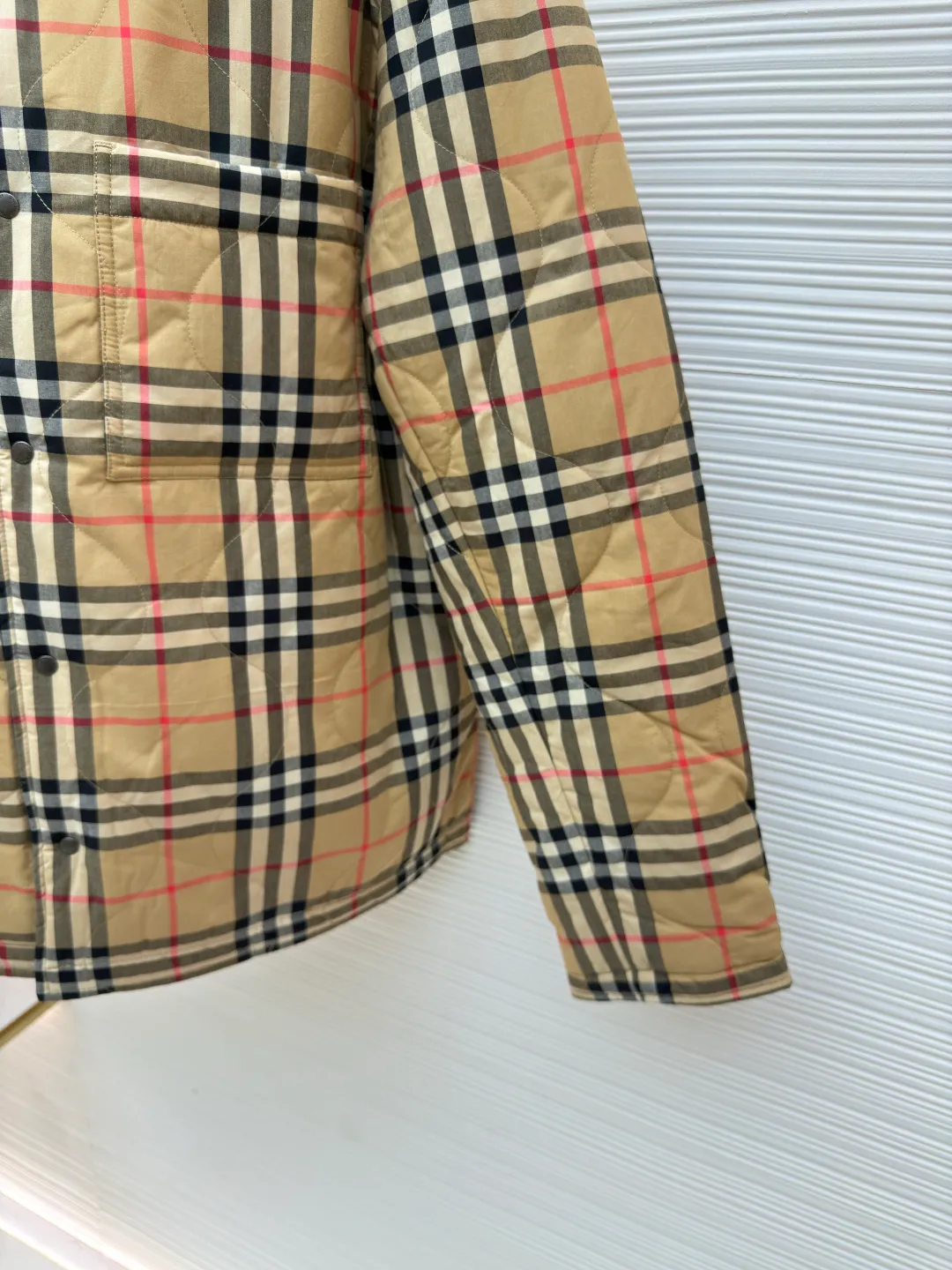 BURBERRY double-sided plaid temperature-controlled jacket ●Original version: Purchased and developed by 5679 ●Item number: 1680751-C35 ●Fabric: windproof fabric ●Technology: made on positioning cutting machine ●Version: fitted version ●Weight: about 735 grams ●Size: S-M-L-XL ●Description: Made of polyester fiber fabric that is waterproof and windproof. It uses 37.5® temperature control technology to accelerate evaporation and improve breathability, preventing overheating or overcold wearing experience. The front fabric has certain waterproof and snowproof functions. It is particularly soft after washing, is also very washable, wear-resistant and warm, and can be worn for a long time! The machines and equipment used to weave this fabric are unique. It is many times warmer than ordinary quilted jackets. The fabric can only be purchased by OEMs. The overall wiring is straight and delicate, the fabric is comfortable and soft, and the color is consistent without color difference. It can be matched with the same style to create a fashionable look and control various occasions. Customized accessories, complete with three standards, same style for men and women!