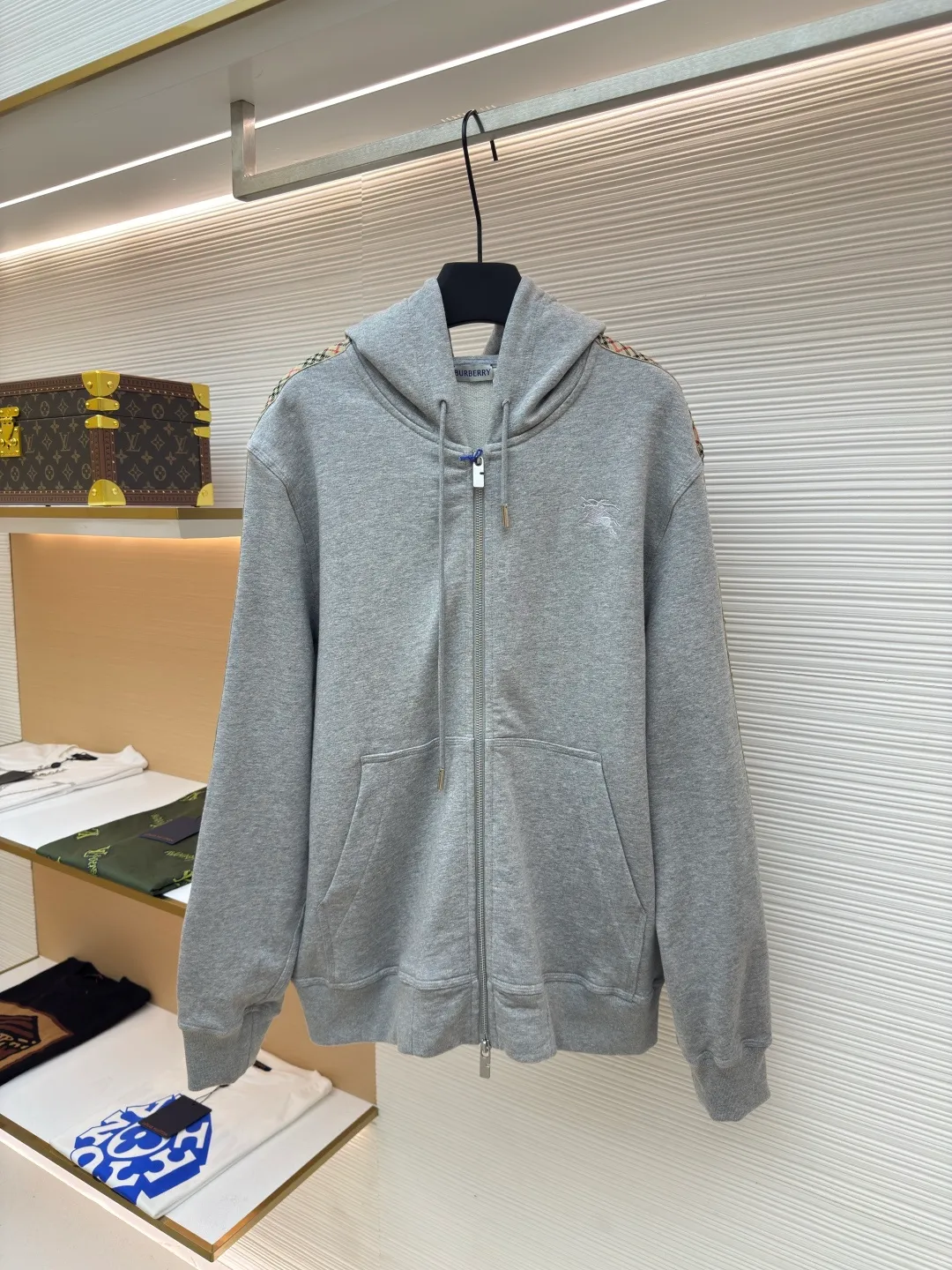 BURBERRY webbing trim embroidered hooded sweatshirt ●Authentic product: purchased and developed by 3610 ●Item number: 1680520-B50 ●Fabric: single-sided fish scale fabric ●Technology: selvedge production ●Version: fitted version ●Weight: about 920 grams ●Size: S-M-L-XL ●Description: Made of cotton as the main body, fed with 6% polyester fiber and 2% elastic fiber blend. Cotton fiber is naturally skin-friendly, soft, and highly absorbent. Its structural properties preserve the breathability of the fabric and reduce stuffiness. The addition of a small amount of elastic fiber and polyester fiber significantly improves the stretch and resilience of the fabric, while also enhancing wrinkle resistance and shape retention, and reducing shrinkage. Plaid lines form a looming relief effect through the changes in yarn color and weave, which are smooth to the touch but rich in visual layers. The jacquard process weaves the pattern into the bone, making it resistant to fading and wear and tear after repeated washing. Precise cutting and positioning cutting machine: Use positioning cutting machine equipment to accurately cut fabrics, and improve the overall quality through optical positioning and mechanical positioning. Ensure that every product meets the high standards of alignment and alignment. The overall wiring is straight and delicate, the fabric is comfortable and soft, and the color is consistent without color difference. It can be matched with the same style to create a fashionable look and control various occasions. Customized accessories, complete with three standards, same style for men and women!