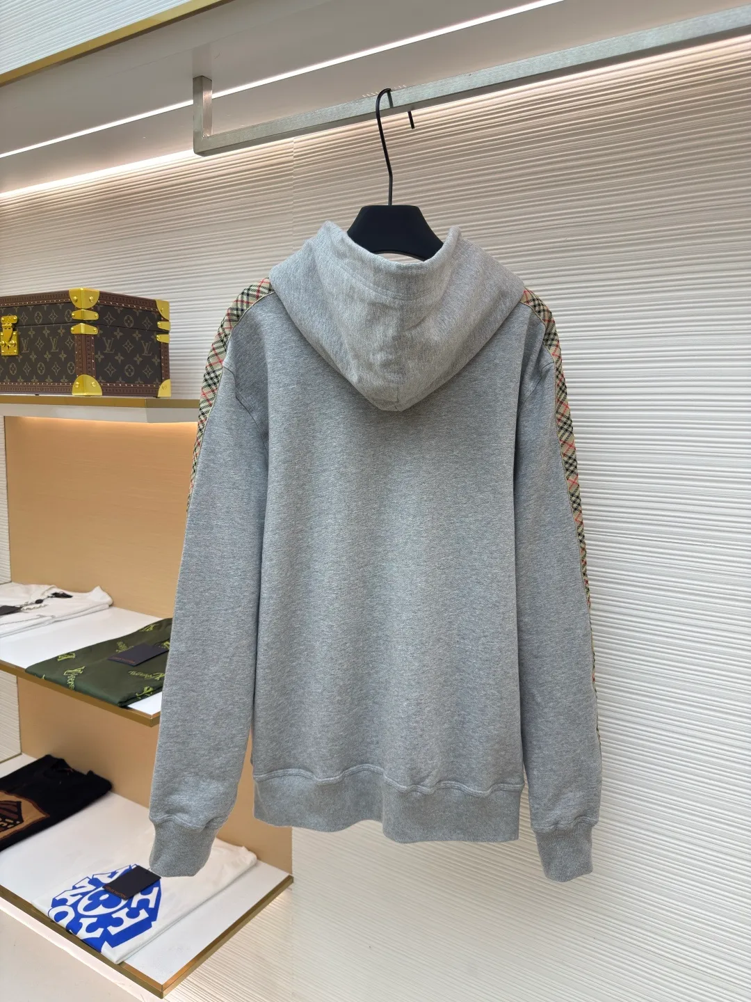 BURBERRY webbing trim embroidered hooded sweatshirt ●Authentic product: purchased and developed by 3610 ●Item number: 1680520-B50 ●Fabric: single-sided fish scale fabric ●Technology: selvedge production ●Version: fitted version ●Weight: about 920 grams ●Size: S-M-L-XL ●Description: Made of cotton as the main body, fed with 6% polyester fiber and 2% elastic fiber blend. Cotton fiber is naturally skin-friendly, soft, and highly absorbent. Its structural properties preserve the breathability of the fabric and reduce stuffiness. The addition of a small amount of elastic fiber and polyester fiber significantly improves the stretch and resilience of the fabric, while also enhancing wrinkle resistance and shape retention, and reducing shrinkage. Plaid lines form a looming relief effect through the changes in yarn color and weave, which are smooth to the touch but rich in visual layers. The jacquard process weaves the pattern into the bone, making it resistant to fading and wear and tear after repeated washing. Precise cutting and positioning cutting machine: Use positioning cutting machine equipment to accurately cut fabrics, and improve the overall quality through optical positioning and mechanical positioning. Ensure that every product meets the high standards of alignment and alignment. The overall wiring is straight and delicate, the fabric is comfortable and soft, and the color is consistent without color difference. It can be matched with the same style to create a fashionable look and control various occasions. Customized accessories, complete with three standards, same style for men and women!