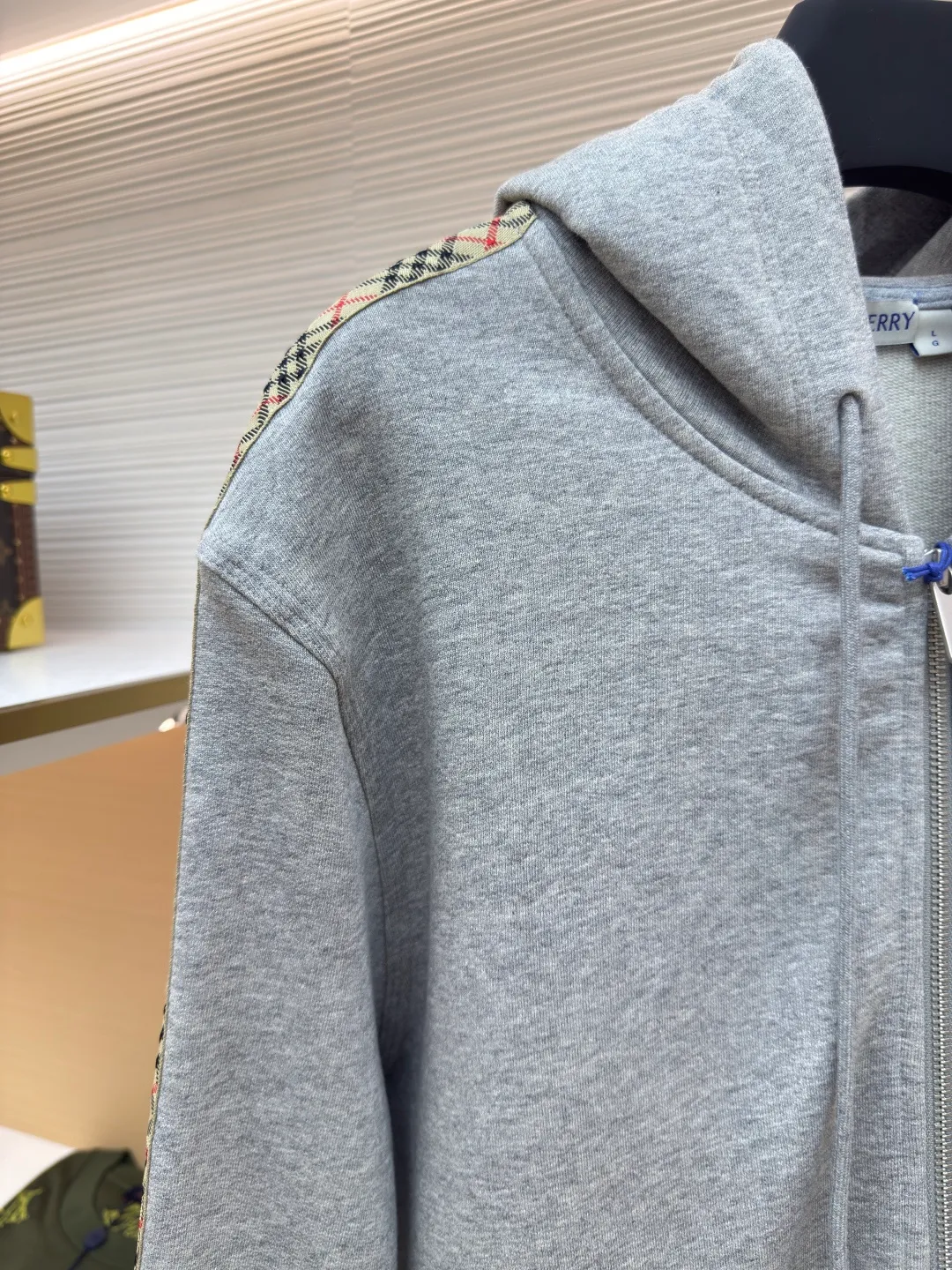 BURBERRY webbing trim embroidered hooded sweatshirt ●Authentic product: purchased and developed by 3610 ●Item number: 1680520-B50 ●Fabric: single-sided fish scale fabric ●Technology: selvedge production ●Version: fitted version ●Weight: about 920 grams ●Size: S-M-L-XL ●Description: Made of cotton as the main body, fed with 6% polyester fiber and 2% elastic fiber blend. Cotton fiber is naturally skin-friendly, soft, and highly absorbent. Its structural properties preserve the breathability of the fabric and reduce stuffiness. The addition of a small amount of elastic fiber and polyester fiber significantly improves the stretch and resilience of the fabric, while also enhancing wrinkle resistance and shape retention, and reducing shrinkage. Plaid lines form a looming relief effect through the changes in yarn color and weave, which are smooth to the touch but rich in visual layers. The jacquard process weaves the pattern into the bone, making it resistant to fading and wear and tear after repeated washing. Precise cutting and positioning cutting machine: Use positioning cutting machine equipment to accurately cut fabrics, and improve the overall quality through optical positioning and mechanical positioning. Ensure that every product meets the high standards of alignment and alignment. The overall wiring is straight and delicate, the fabric is comfortable and soft, and the color is consistent without color difference. It can be matched with the same style to create a fashionable look and control various occasions. Customized accessories, complete with three standards, same style for men and women!