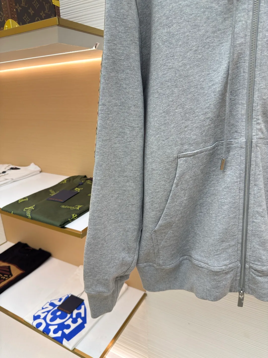 BURBERRY webbing trim embroidered hooded sweatshirt ●Authentic product: purchased and developed by 3610 ●Item number: 1680520-B50 ●Fabric: single-sided fish scale fabric ●Technology: selvedge production ●Version: fitted version ●Weight: about 920 grams ●Size: S-M-L-XL ●Description: Made of cotton as the main body, fed with 6% polyester fiber and 2% elastic fiber blend. Cotton fiber is naturally skin-friendly, soft, and highly absorbent. Its structural properties preserve the breathability of the fabric and reduce stuffiness. The addition of a small amount of elastic fiber and polyester fiber significantly improves the stretch and resilience of the fabric, while also enhancing wrinkle resistance and shape retention, and reducing shrinkage. Plaid lines form a looming relief effect through the changes in yarn color and weave, which are smooth to the touch but rich in visual layers. The jacquard process weaves the pattern into the bone, making it resistant to fading and wear and tear after repeated washing. Precise cutting and positioning cutting machine: Use positioning cutting machine equipment to accurately cut fabrics, and improve the overall quality through optical positioning and mechanical positioning. Ensure that every product meets the high standards of alignment and alignment. The overall wiring is straight and delicate, the fabric is comfortable and soft, and the color is consistent without color difference. It can be matched with the same style to create a fashionable look and control various occasions. Customized accessories, complete with three standards, same style for men and women!