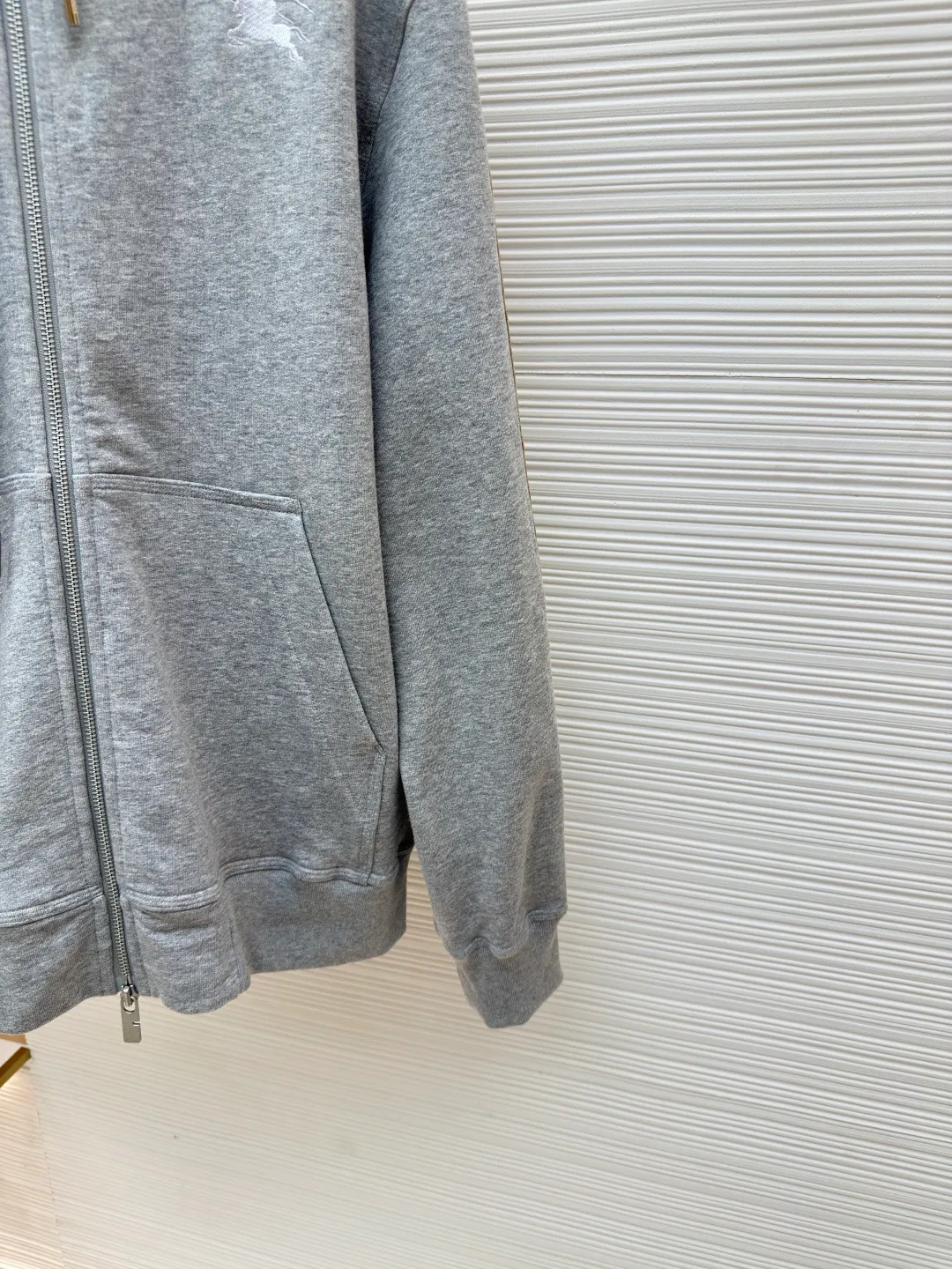 BURBERRY webbing trim embroidered hooded sweatshirt ●Authentic product: purchased and developed by 3610 ●Item number: 1680520-B50 ●Fabric: single-sided fish scale fabric ●Technology: selvedge production ●Version: fitted version ●Weight: about 920 grams ●Size: S-M-L-XL ●Description: Made of cotton as the main body, fed with 6% polyester fiber and 2% elastic fiber blend. Cotton fiber is naturally skin-friendly, soft, and highly absorbent. Its structural properties preserve the breathability of the fabric and reduce stuffiness. The addition of a small amount of elastic fiber and polyester fiber significantly improves the stretch and resilience of the fabric, while also enhancing wrinkle resistance and shape retention, and reducing shrinkage. Plaid lines form a looming relief effect through the changes in yarn color and weave, which are smooth to the touch but rich in visual layers. The jacquard process weaves the pattern into the bone, making it resistant to fading and wear and tear after repeated washing. Precise cutting and positioning cutting machine: Use positioning cutting machine equipment to accurately cut fabrics, and improve the overall quality through optical positioning and mechanical positioning. Ensure that every product meets the high standards of alignment and alignment. The overall wiring is straight and delicate, the fabric is comfortable and soft, and the color is consistent without color difference. It can be matched with the same style to create a fashionable look and control various occasions. Customized accessories, complete with three standards, same style for men and women!
