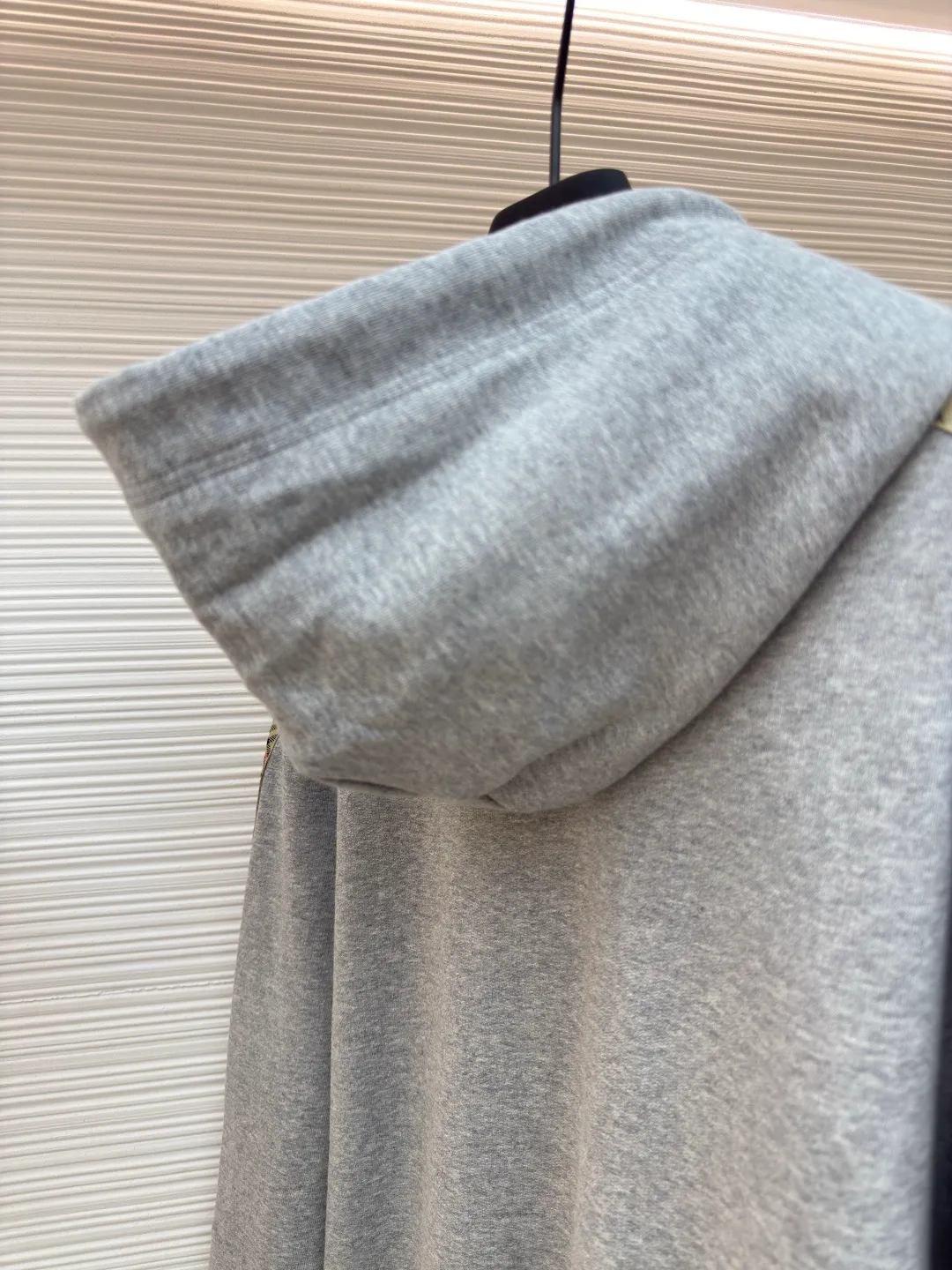 BURBERRY webbing trim embroidered hooded sweatshirt ●Authentic product: purchased and developed by 3610 ●Item number: 1680520-B50 ●Fabric: single-sided fish scale fabric ●Technology: selvedge production ●Version: fitted version ●Weight: about 920 grams ●Size: S-M-L-XL ●Description: Made of cotton as the main body, fed with 6% polyester fiber and 2% elastic fiber blend. Cotton fiber is naturally skin-friendly, soft, and highly absorbent. Its structural properties preserve the breathability of the fabric and reduce stuffiness. The addition of a small amount of elastic fiber and polyester fiber significantly improves the stretch and resilience of the fabric, while also enhancing wrinkle resistance and shape retention, and reducing shrinkage. Plaid lines form a looming relief effect through the changes in yarn color and weave, which are smooth to the touch but rich in visual layers. The jacquard process weaves the pattern into the bone, making it resistant to fading and wear and tear after repeated washing. Precise cutting and positioning cutting machine: Use positioning cutting machine equipment to accurately cut fabrics, and improve the overall quality through optical positioning and mechanical positioning. Ensure that every product meets the high standards of alignment and alignment. The overall wiring is straight and delicate, the fabric is comfortable and soft, and the color is consistent without color difference. It can be matched with the same style to create a fashionable look and control various occasions. Customized accessories, complete with three standards, same style for men and women!