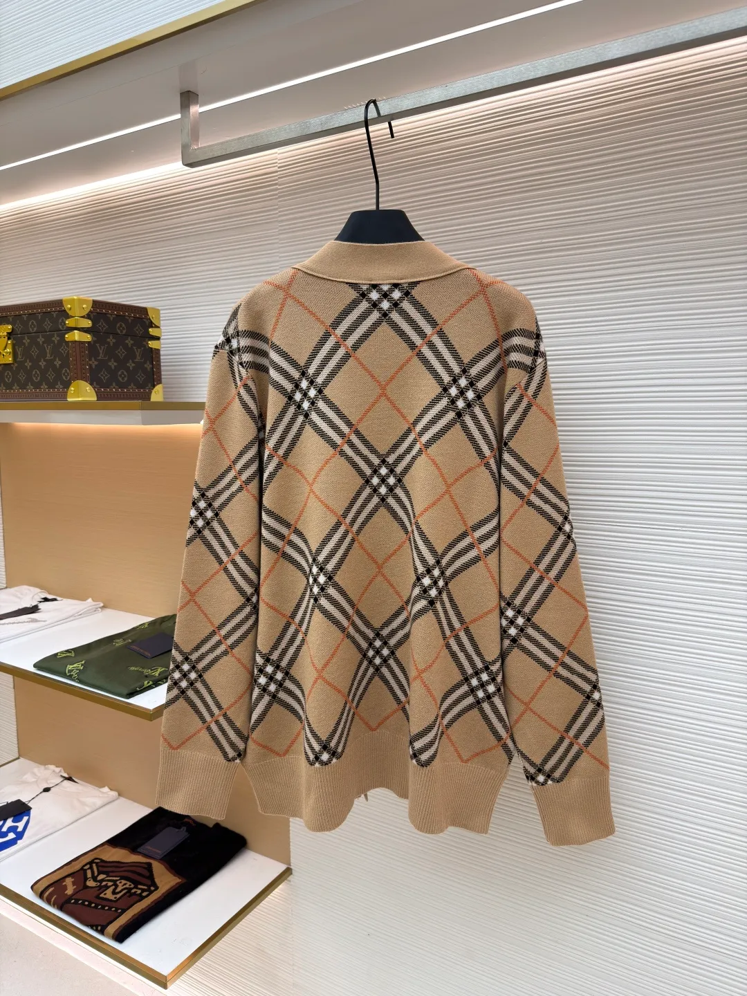 Burberry V-neck wool knitted cardigan ●Original version: Purchased and developed by 6259 ●Item number: 1680929-A95 ●Material: wool blended fabric ●Technology: knitted production ●Version: loose fit ●Weight: about 710 grams ●Size: S-M-L-XL-XXL ●Description: Made of selected wool and cashmere blended fabric, showing a jacquard worsted plaid pattern, creating a refined design. The weight factor makes the clothes very drapey, and the design of the cardigan makes the upper body more lazy. It is made of lightweight wool and mohair blended fabrics. Features a V-neck design for a casual fit. A must-have wardrobe interpretation with a distinctive brand style. The overall wiring is straight and delicate, the fabric is comfortable and soft, and the color is consistent without color difference. It can be matched with the same style to create a fashionable look and control various occasions. Customized accessories, complete with three standards, same style for men and women!
