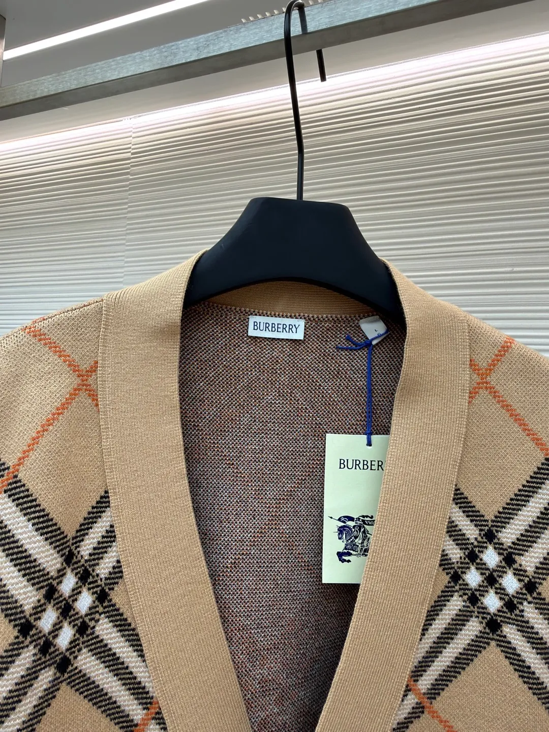 Burberry V-neck wool knitted cardigan ●Original version: Purchased and developed by 6259 ●Item number: 1680929-A95 ●Material: wool blended fabric ●Technology: knitted production ●Version: loose fit ●Weight: about 710 grams ●Size: S-M-L-XL-XXL ●Description: Made of selected wool and cashmere blended fabric, showing a jacquard worsted plaid pattern, creating a refined design. The weight factor makes the clothes very drapey, and the design of the cardigan makes the upper body more lazy. It is made of lightweight wool and mohair blended fabrics. Features a V-neck design for a casual fit. A must-have wardrobe interpretation with a distinctive brand style. The overall wiring is straight and delicate, the fabric is comfortable and soft, and the color is consistent without color difference. It can be matched with the same style to create a fashionable look and control various occasions. Customized accessories, complete with three standards, same style for men and women!