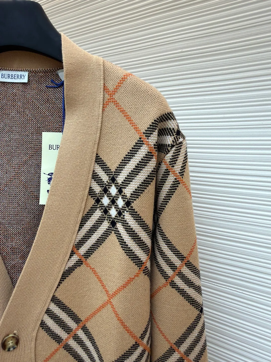 Burberry V-neck wool knitted cardigan ●Original version: Purchased and developed by 6259 ●Item number: 1680929-A95 ●Material: wool blended fabric ●Technology: knitted production ●Version: loose fit ●Weight: about 710 grams ●Size: S-M-L-XL-XXL ●Description: Made of selected wool and cashmere blended fabric, showing a jacquard worsted plaid pattern, creating a refined design. The weight factor makes the clothes very drapey, and the design of the cardigan makes the upper body more lazy. It is made of lightweight wool and mohair blended fabrics. Features a V-neck design for a casual fit. A must-have wardrobe interpretation with a distinctive brand style. The overall wiring is straight and delicate, the fabric is comfortable and soft, and the color is consistent without color difference. It can be matched with the same style to create a fashionable look and control various occasions. Customized accessories, complete with three standards, same style for men and women!
