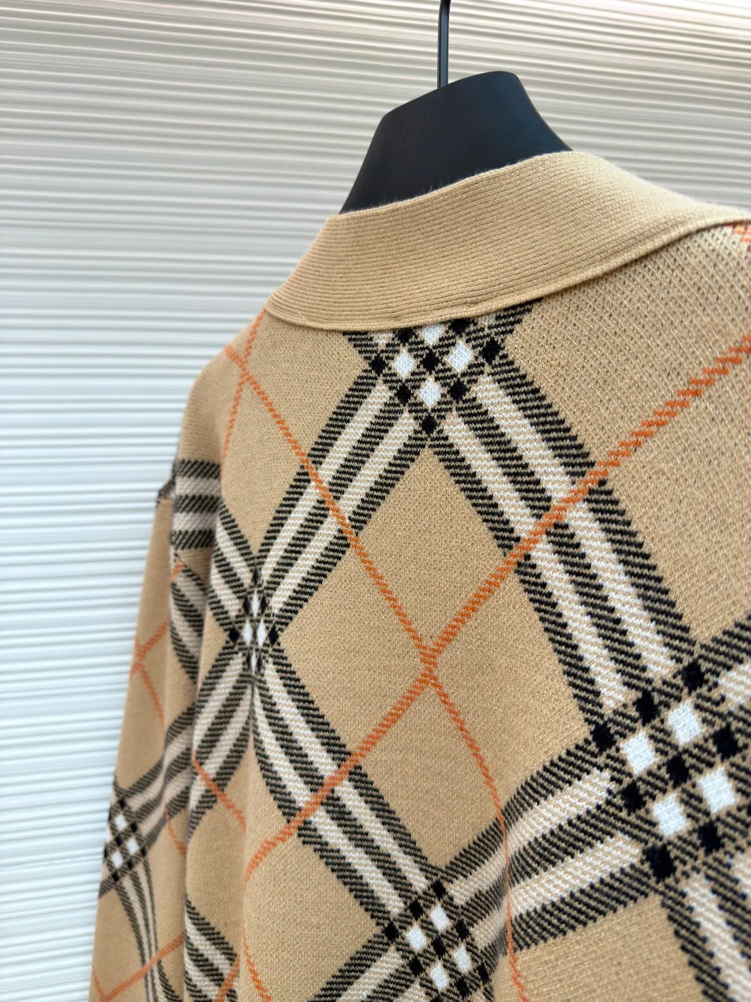 Burberry V-neck wool knitted cardigan ●Original version: Purchased and developed by 6259 ●Item number: 1680929-A95 ●Material: wool blended fabric ●Technology: knitted production ●Version: loose fit ●Weight: about 710 grams ●Size: S-M-L-XL-XXL ●Description: Made of selected wool and cashmere blended fabric, showing a jacquard worsted plaid pattern, creating a refined design. The weight factor makes the clothes very drapey, and the design of the cardigan makes the upper body more lazy. It is made of lightweight wool and mohair blended fabrics. Features a V-neck design for a casual fit. A must-have wardrobe interpretation with a distinctive brand style. The overall wiring is straight and delicate, the fabric is comfortable and soft, and the color is consistent without color difference. It can be matched with the same style to create a fashionable look and control various occasions. Customized accessories, complete with three standards, same style for men and women!