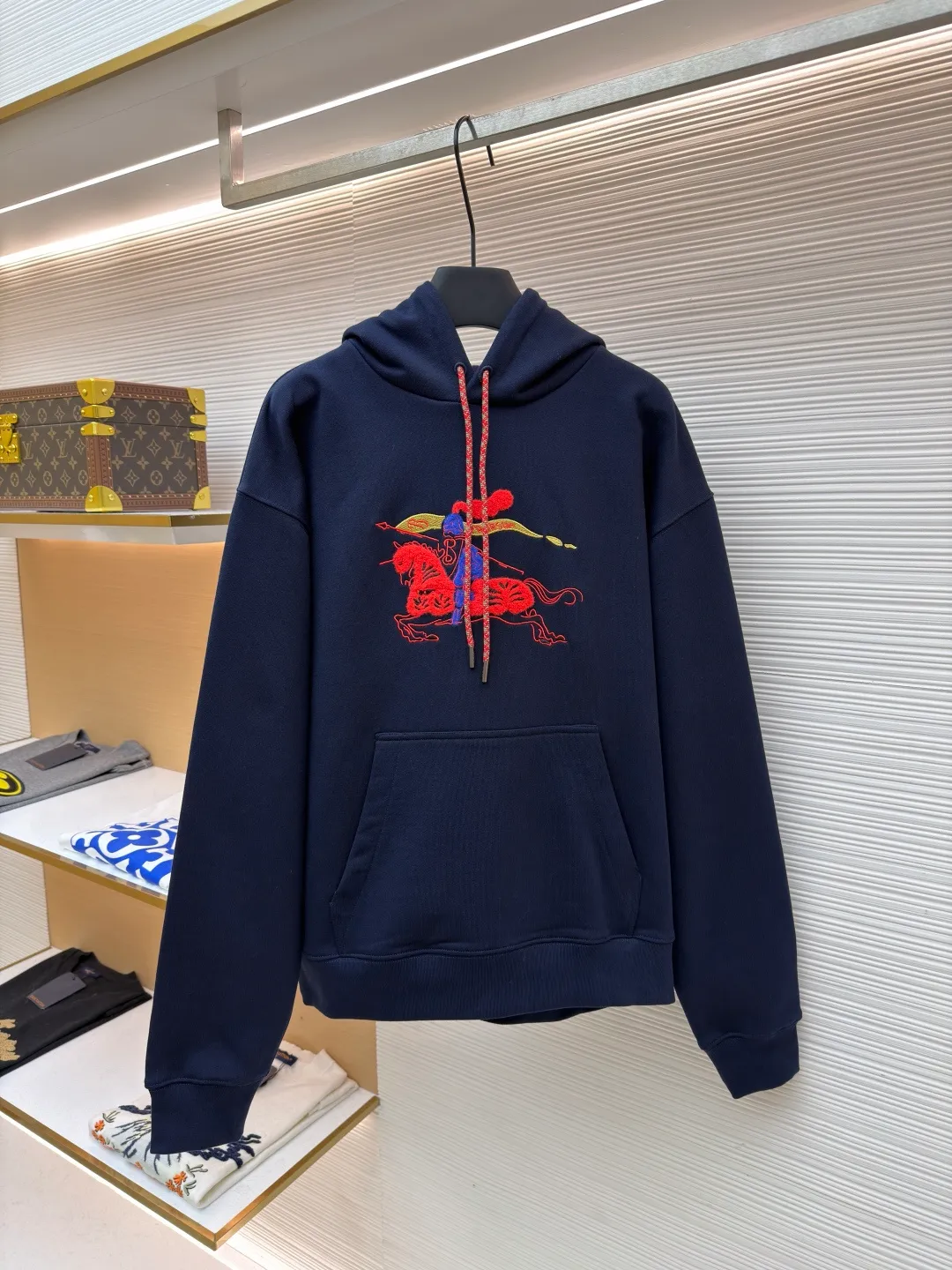 Burberry fleece horse embroidery hooded sweatshirt ●Original version: purchased and developed by 6239 ●Item number: 1682178-B05 ●Fabric: turned velvet cotton ●Technology: embroidery production ●Color: navy ●Version: fitted version ●Weight: about 1005 grams ●Size: XS-S-M-L ●Description: It adopts an inside-out velvet structure of 16-count double yarn on the top and 10-count yarn on the bottom, with a weight of up to 470g/㎡. It is matched with 21 double yarns and 1x1 rib, and the weight is 470g/㎡, ensuring that the cuffs, hem and other parts have unparalleled thickness and resilience, and the texture is unified and strong with the body. This is a special sweatshirt fabric that is ultra-heavy and high-density. Its inverted pile process means that the terry layer that is usually on the inside is turned over to the outside as the surface, and is finely brushed to directly present the appearance and feel of exceptionally rich, dense and soft pile, while the inside is relatively smooth. Metallic yarn embroidery: craftsmanship with plush effect, new season equestrian knight logo embroidery, and metallic yarn with a rich touch is the core of the design. During the embroidery process, a mixture of special yarns containing metallic threads is used, and through computer embroidery machine programming, the metallic yarns are integrated into specific parts of the pattern using stitching methods such as chain embroidery and tatami embroidery. On top of the traditional three-dimensional sense of embroidery, a shimmering metallic luster and a special cool touch are added, causing the classic logo pattern to produce local highlights under the light, showing a reshaped modern feel and a high-end customization-like sophistication, making it highly recognizable. The overall wiring is straight and delicate, the fabric is comfortable and soft, and the color is consistent without color difference. It can be matched with the same style to create a fashionable look and control various occasions. Customized accessories, complete with three standards, same style for men and women!