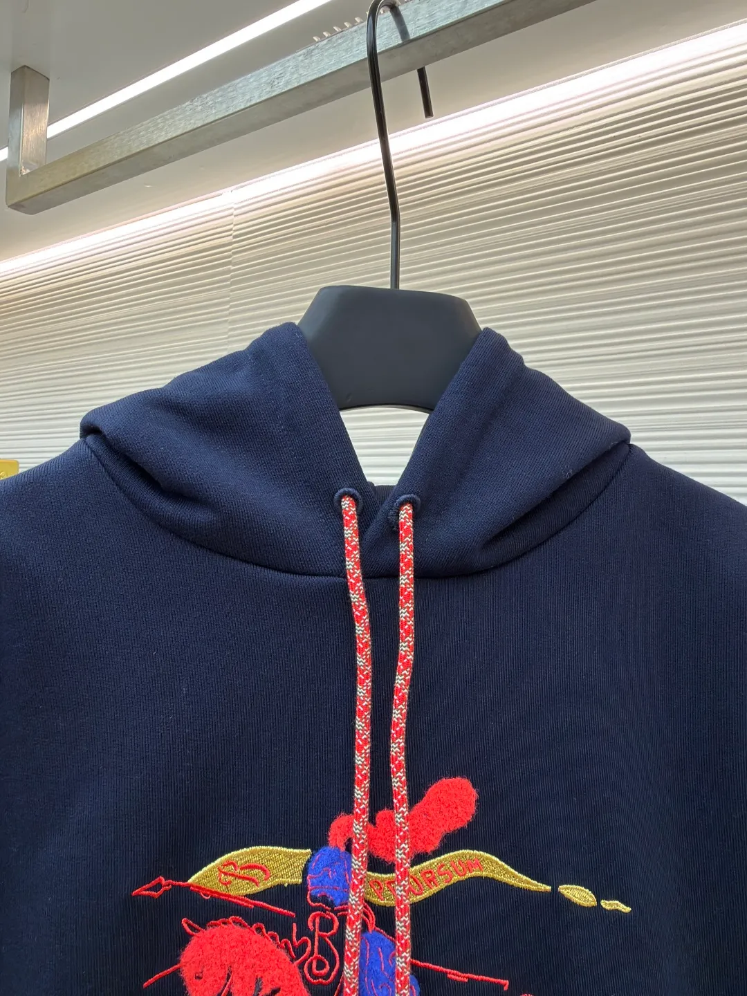Burberry fleece horse embroidery hooded sweatshirt ●Original version: purchased and developed by 6239 ●Item number: 1682178-B05 ●Fabric: turned velvet cotton ●Technology: embroidery production ●Color: navy ●Version: fitted version ●Weight: about 1005 grams ●Size: XS-S-M-L ●Description: It adopts an inside-out velvet structure of 16-count double yarn on the top and 10-count yarn on the bottom, with a weight of up to 470g/㎡. It is matched with 21 double yarns and 1x1 rib, and the weight is 470g/㎡, ensuring that the cuffs, hem and other parts have unparalleled thickness and resilience, and the texture is unified and strong with the body. This is a special sweatshirt fabric that is ultra-heavy and high-density. Its inverted pile process means that the terry layer that is usually on the inside is turned over to the outside as the surface, and is finely brushed to directly present the appearance and feel of exceptionally rich, dense and soft pile, while the inside is relatively smooth. Metallic yarn embroidery: craftsmanship with plush effect, new season equestrian knight logo embroidery, and metallic yarn with a rich touch is the core of the design. During the embroidery process, a mixture of special yarns containing metallic threads is used, and through computer embroidery machine programming, the metallic yarns are integrated into specific parts of the pattern using stitching methods such as chain embroidery and tatami embroidery. On top of the traditional three-dimensional sense of embroidery, a shimmering metallic luster and a special cool touch are added, causing the classic logo pattern to produce local highlights under the light, showing a reshaped modern feel and a high-end customization-like sophistication, making it highly recognizable. The overall wiring is straight and delicate, the fabric is comfortable and soft, and the color is consistent without color difference. It can be matched with the same style to create a fashionable look and control various occasions. Customized accessories, complete with three standards, same style for men and women!