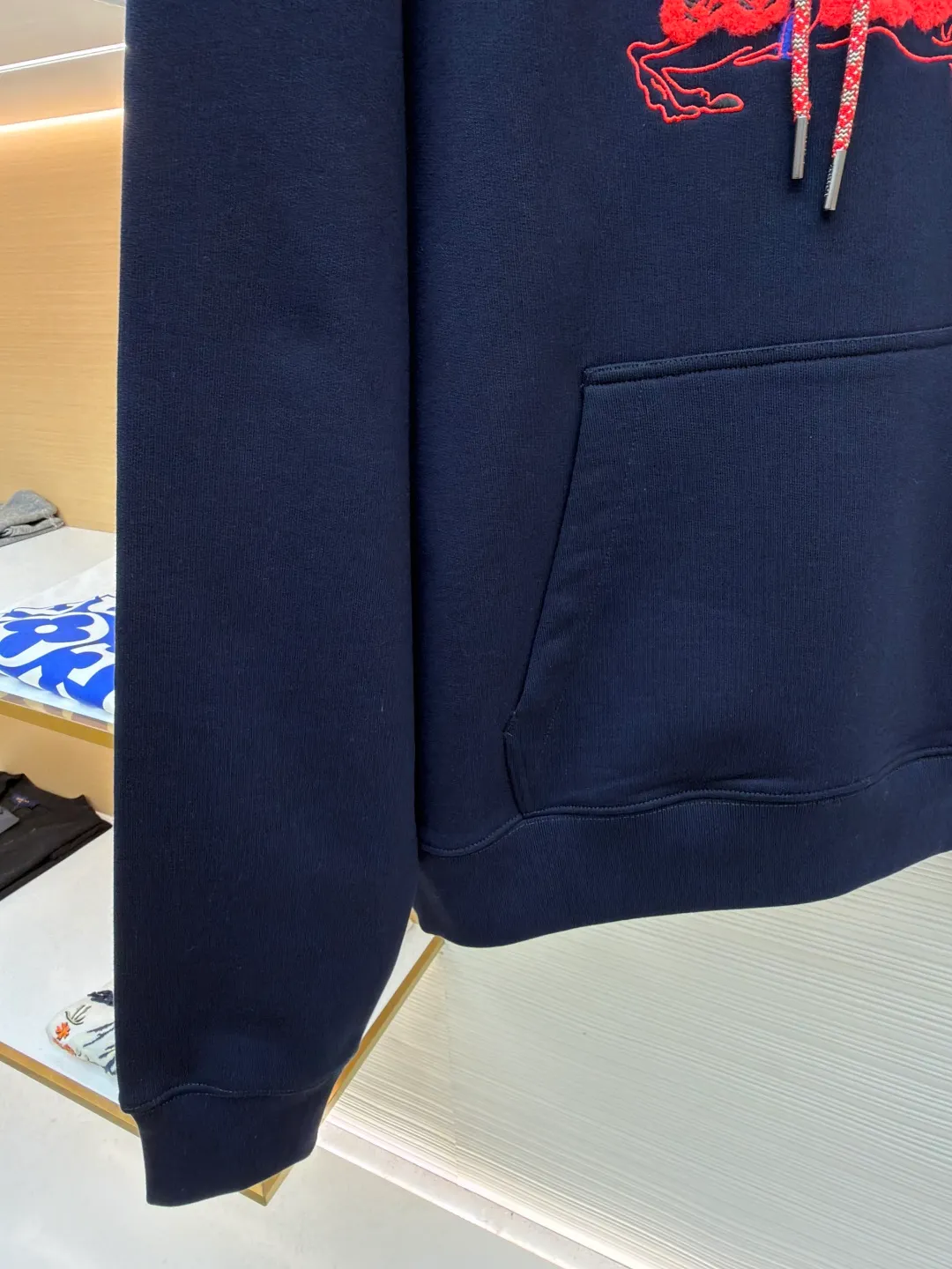 Burberry fleece horse embroidery hooded sweatshirt ●Original version: purchased and developed by 6239 ●Item number: 1682178-B05 ●Fabric: turned velvet cotton ●Technology: embroidery production ●Color: navy ●Version: fitted version ●Weight: about 1005 grams ●Size: XS-S-M-L ●Description: It adopts an inside-out velvet structure of 16-count double yarn on the top and 10-count yarn on the bottom, with a weight of up to 470g/㎡. It is matched with 21 double yarns and 1x1 rib, and the weight is 470g/㎡, ensuring that the cuffs, hem and other parts have unparalleled thickness and resilience, and the texture is unified and strong with the body. This is a special sweatshirt fabric that is ultra-heavy and high-density. Its inverted pile process means that the terry layer that is usually on the inside is turned over to the outside as the surface, and is finely brushed to directly present the appearance and feel of exceptionally rich, dense and soft pile, while the inside is relatively smooth. Metallic yarn embroidery: craftsmanship with plush effect, new season equestrian knight logo embroidery, and metallic yarn with a rich touch is the core of the design. During the embroidery process, a mixture of special yarns containing metallic threads is used, and through computer embroidery machine programming, the metallic yarns are integrated into specific parts of the pattern using stitching methods such as chain embroidery and tatami embroidery. On top of the traditional three-dimensional sense of embroidery, a shimmering metallic luster and a special cool touch are added, causing the classic logo pattern to produce local highlights under the light, showing a reshaped modern feel and a high-end customization-like sophistication, making it highly recognizable. The overall wiring is straight and delicate, the fabric is comfortable and soft, and the color is consistent without color difference. It can be matched with the same style to create a fashionable look and control various occasions. Customized accessories, complete with three standards, same style for men and women!