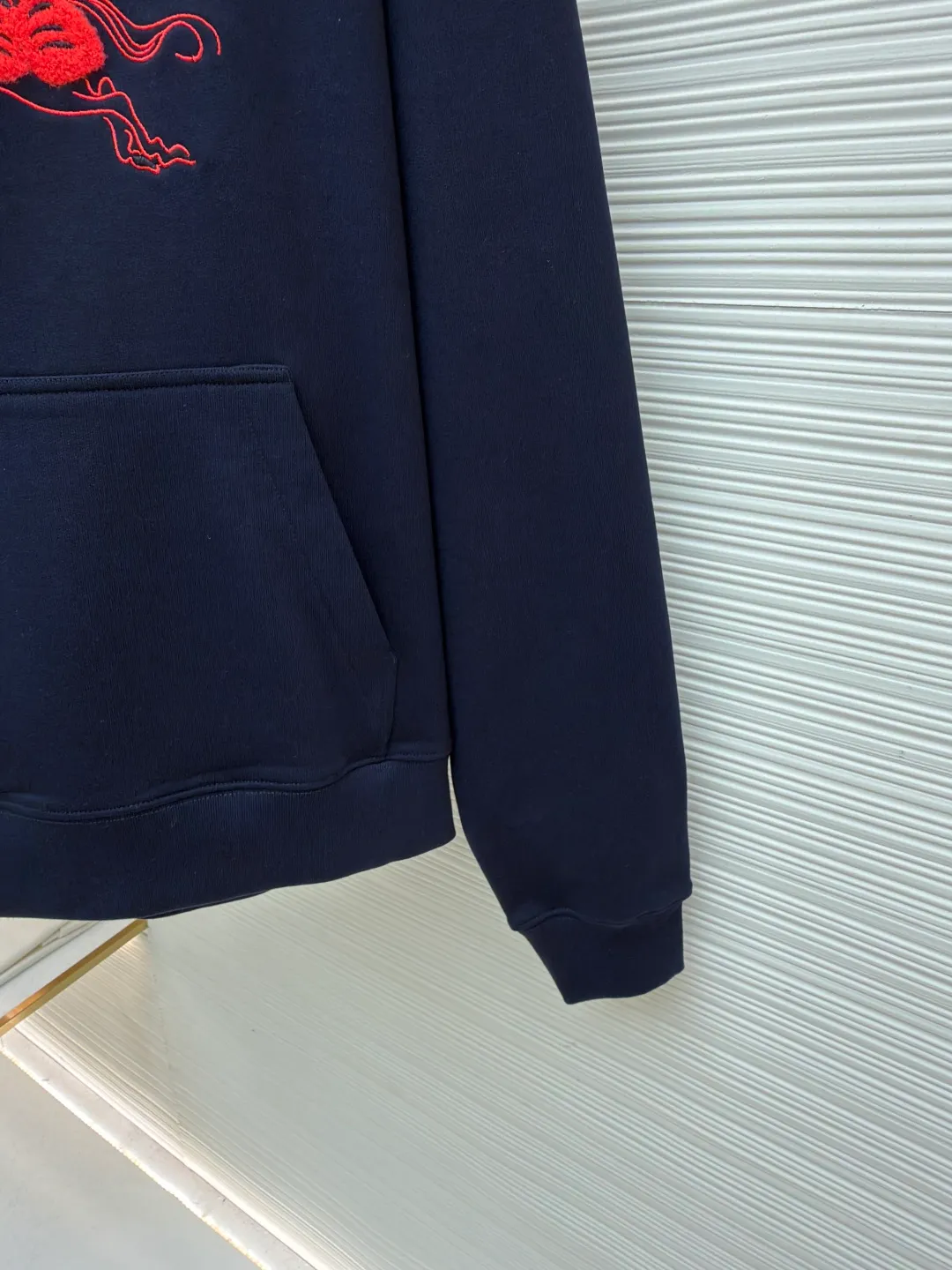 Burberry fleece horse embroidery hooded sweatshirt ●Original version: purchased and developed by 6239 ●Item number: 1682178-B05 ●Fabric: turned velvet cotton ●Technology: embroidery production ●Color: navy ●Version: fitted version ●Weight: about 1005 grams ●Size: XS-S-M-L ●Description: It adopts an inside-out velvet structure of 16-count double yarn on the top and 10-count yarn on the bottom, with a weight of up to 470g/㎡. It is matched with 21 double yarns and 1x1 rib, and the weight is 470g/㎡, ensuring that the cuffs, hem and other parts have unparalleled thickness and resilience, and the texture is unified and strong with the body. This is a special sweatshirt fabric that is ultra-heavy and high-density. Its inverted pile process means that the terry layer that is usually on the inside is turned over to the outside as the surface, and is finely brushed to directly present the appearance and feel of exceptionally rich, dense and soft pile, while the inside is relatively smooth. Metallic yarn embroidery: craftsmanship with plush effect, new season equestrian knight logo embroidery, and metallic yarn with a rich touch is the core of the design. During the embroidery process, a mixture of special yarns containing metallic threads is used, and through computer embroidery machine programming, the metallic yarns are integrated into specific parts of the pattern using stitching methods such as chain embroidery and tatami embroidery. On top of the traditional three-dimensional sense of embroidery, a shimmering metallic luster and a special cool touch are added, causing the classic logo pattern to produce local highlights under the light, showing a reshaped modern feel and a high-end customization-like sophistication, making it highly recognizable. The overall wiring is straight and delicate, the fabric is comfortable and soft, and the color is consistent without color difference. It can be matched with the same style to create a fashionable look and control various occasions. Customized accessories, complete with three standards, same style for men and women!
