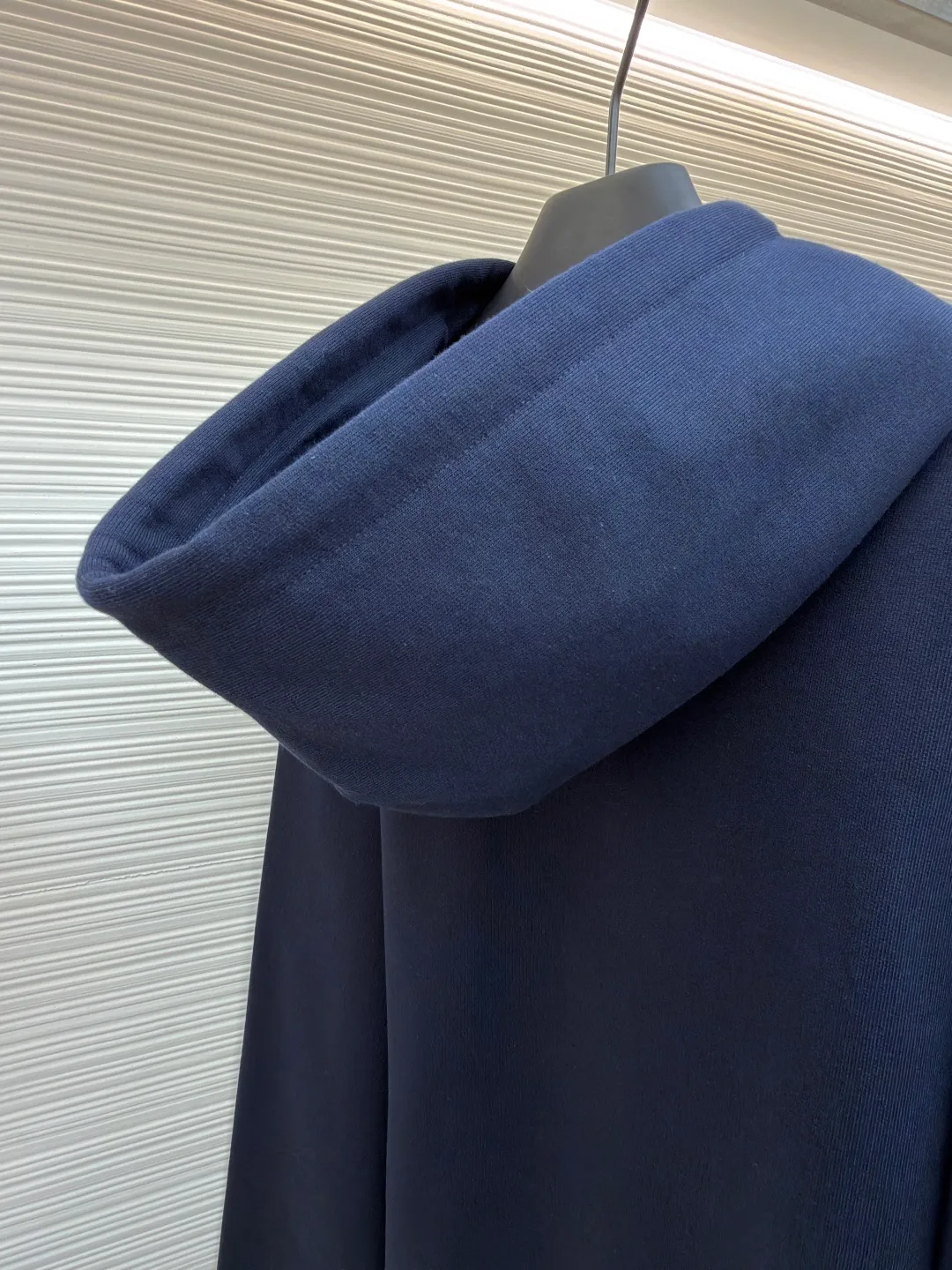 Burberry fleece horse embroidery hooded sweatshirt ●Original version: purchased and developed by 6239 ●Item number: 1682178-B05 ●Fabric: turned velvet cotton ●Technology: embroidery production ●Color: navy ●Version: fitted version ●Weight: about 1005 grams ●Size: XS-S-M-L ●Description: It adopts an inside-out velvet structure of 16-count double yarn on the top and 10-count yarn on the bottom, with a weight of up to 470g/㎡. It is matched with 21 double yarns and 1x1 rib, and the weight is 470g/㎡, ensuring that the cuffs, hem and other parts have unparalleled thickness and resilience, and the texture is unified and strong with the body. This is a special sweatshirt fabric that is ultra-heavy and high-density. Its inverted pile process means that the terry layer that is usually on the inside is turned over to the outside as the surface, and is finely brushed to directly present the appearance and feel of exceptionally rich, dense and soft pile, while the inside is relatively smooth. Metallic yarn embroidery: craftsmanship with plush effect, new season equestrian knight logo embroidery, and metallic yarn with a rich touch is the core of the design. During the embroidery process, a mixture of special yarns containing metallic threads is used, and through computer embroidery machine programming, the metallic yarns are integrated into specific parts of the pattern using stitching methods such as chain embroidery and tatami embroidery. On top of the traditional three-dimensional sense of embroidery, a shimmering metallic luster and a special cool touch are added, causing the classic logo pattern to produce local highlights under the light, showing a reshaped modern feel and a high-end customization-like sophistication, making it highly recognizable. The overall wiring is straight and delicate, the fabric is comfortable and soft, and the color is consistent without color difference. It can be matched with the same style to create a fashionable look and control various occasions. Customized accessories, complete with three standards, same style for men and women!