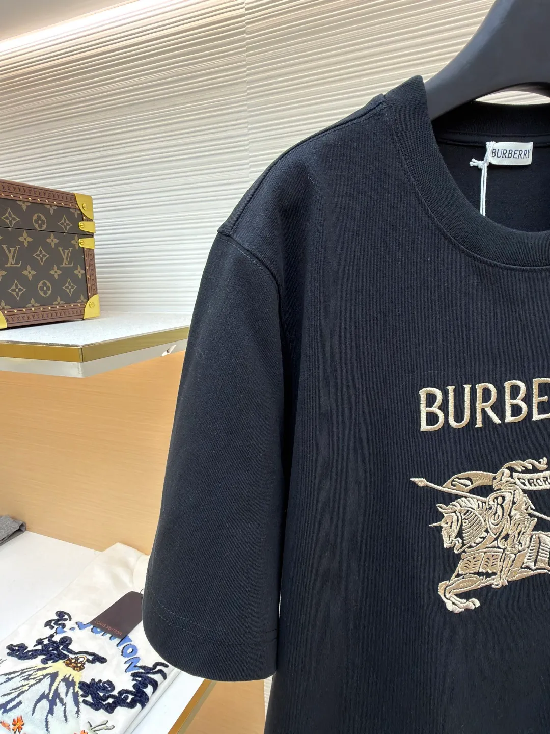 Burberry Thin Line War Horse Embroidery Round Neck Short Sleeve ●Original version: 3250 purchase and development ●Item number: 1681452-X85 ●Fabric: pure cotton fabric ●Technology: embroidery production ●Color: black ●Version: fitted version ●Weight: about 360 grams ●Size: S-M-L-XL ●Description: This T-shirt is made of high-quality pure cotton fabric, which is skin-friendly and breathable. Black and off-white tones are classic and versatile. The brand knight logo on the front adopts precision embroidery technology. The silk thread is rich in color, the stitching is delicate and three-dimensional, and the pattern is rich in layers, highlighting the high brand recognition. The round neck structure is processed by overlocking technology, and the neckline fits the neck and is not easily deformed. The body of the garment is sewn using industrial-grade flat stitching technology. The stitches are smooth and even, and the stitches at the hem and cuffs are fine and firm. From the selection of pure cotton fabrics to the control of embroidery details, every process reflects Burberry's pursuit of craft precision and classic style. It not only retains the daily practicality of the T-shirt, but also demonstrates the brand's light luxury recognition through exquisite embroidery. It is a fusion of casual style and exquisite craftsmanship. The overall wiring is straight and delicate, the fabric is comfortable and soft, and the color is consistent without color difference. It can be matched with the same style to create a fashionable look and control various occasions. Customized accessories, complete with three standards, same style for men and women!