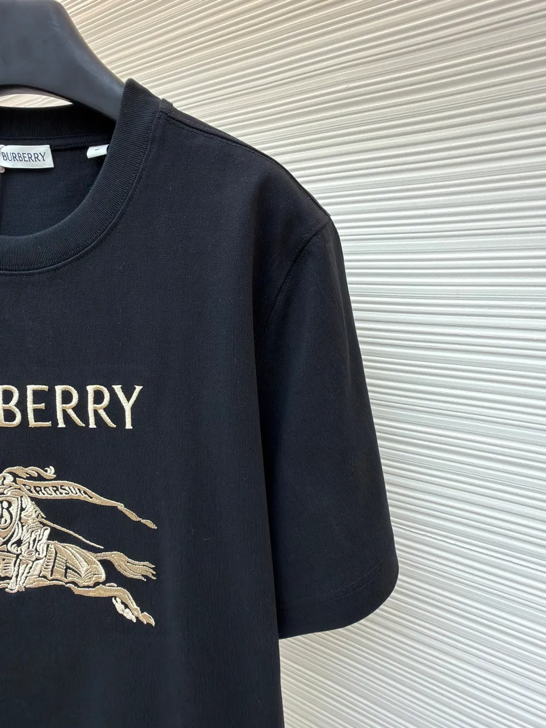 Burberry Thin Line War Horse Embroidery Round Neck Short Sleeve ●Original version: 3250 purchase and development ●Item number: 1681452-X85 ●Fabric: pure cotton fabric ●Technology: embroidery production ●Color: black ●Version: fitted version ●Weight: about 360 grams ●Size: S-M-L-XL ●Description: This T-shirt is made of high-quality pure cotton fabric, which is skin-friendly and breathable. Black and off-white tones are classic and versatile. The brand knight logo on the front adopts precision embroidery technology. The silk thread is rich in color, the stitching is delicate and three-dimensional, and the pattern is rich in layers, highlighting the high brand recognition. The round neck structure is processed by overlocking technology, and the neckline fits the neck and is not easily deformed. The body of the garment is sewn using industrial-grade flat stitching technology. The stitches are smooth and even, and the stitches at the hem and cuffs are fine and firm. From the selection of pure cotton fabrics to the control of embroidery details, every process reflects Burberry's pursuit of craft precision and classic style. It not only retains the daily practicality of the T-shirt, but also demonstrates the brand's light luxury recognition through exquisite embroidery. It is a fusion of casual style and exquisite craftsmanship. The overall wiring is straight and delicate, the fabric is comfortable and soft, and the color is consistent without color difference. It can be matched with the same style to create a fashionable look and control various occasions. Customized accessories, complete with three standards, same style for men and women!