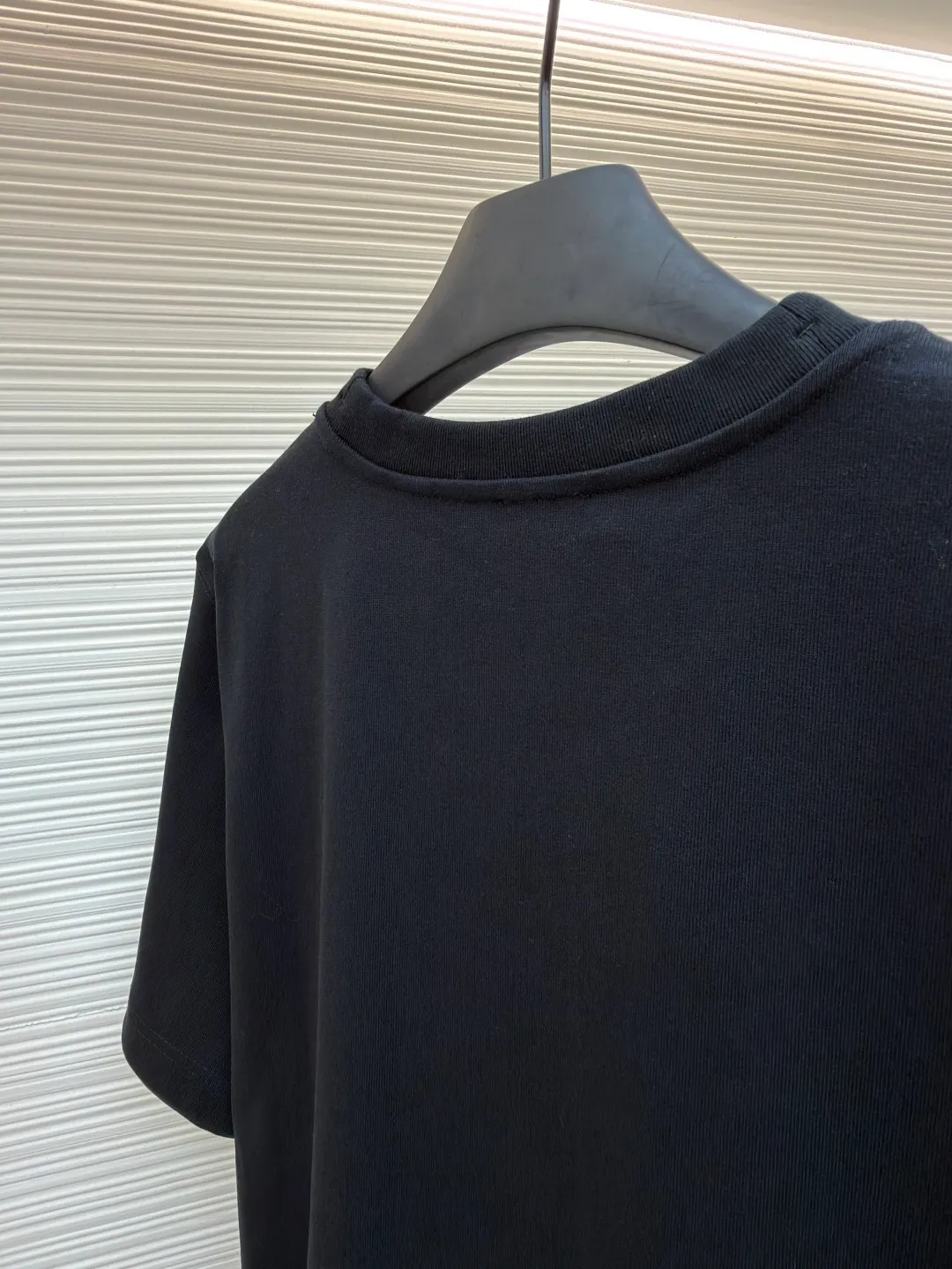 Burberry Thin Line War Horse Embroidery Round Neck Short Sleeve ●Original version: 3250 purchase and development ●Item number: 1681452-X85 ●Fabric: pure cotton fabric ●Technology: embroidery production ●Color: black ●Version: fitted version ●Weight: about 360 grams ●Size: S-M-L-XL ●Description: This T-shirt is made of high-quality pure cotton fabric, which is skin-friendly and breathable. Black and off-white tones are classic and versatile. The brand knight logo on the front adopts precision embroidery technology. The silk thread is rich in color, the stitching is delicate and three-dimensional, and the pattern is rich in layers, highlighting the high brand recognition. The round neck structure is processed by overlocking technology, and the neckline fits the neck and is not easily deformed. The body of the garment is sewn using industrial-grade flat stitching technology. The stitches are smooth and even, and the stitches at the hem and cuffs are fine and firm. From the selection of pure cotton fabrics to the control of embroidery details, every process reflects Burberry's pursuit of craft precision and classic style. It not only retains the daily practicality of the T-shirt, but also demonstrates the brand's light luxury recognition through exquisite embroidery. It is a fusion of casual style and exquisite craftsmanship. The overall wiring is straight and delicate, the fabric is comfortable and soft, and the color is consistent without color difference. It can be matched with the same style to create a fashionable look and control various occasions. Customized accessories, complete with three standards, same style for men and women!