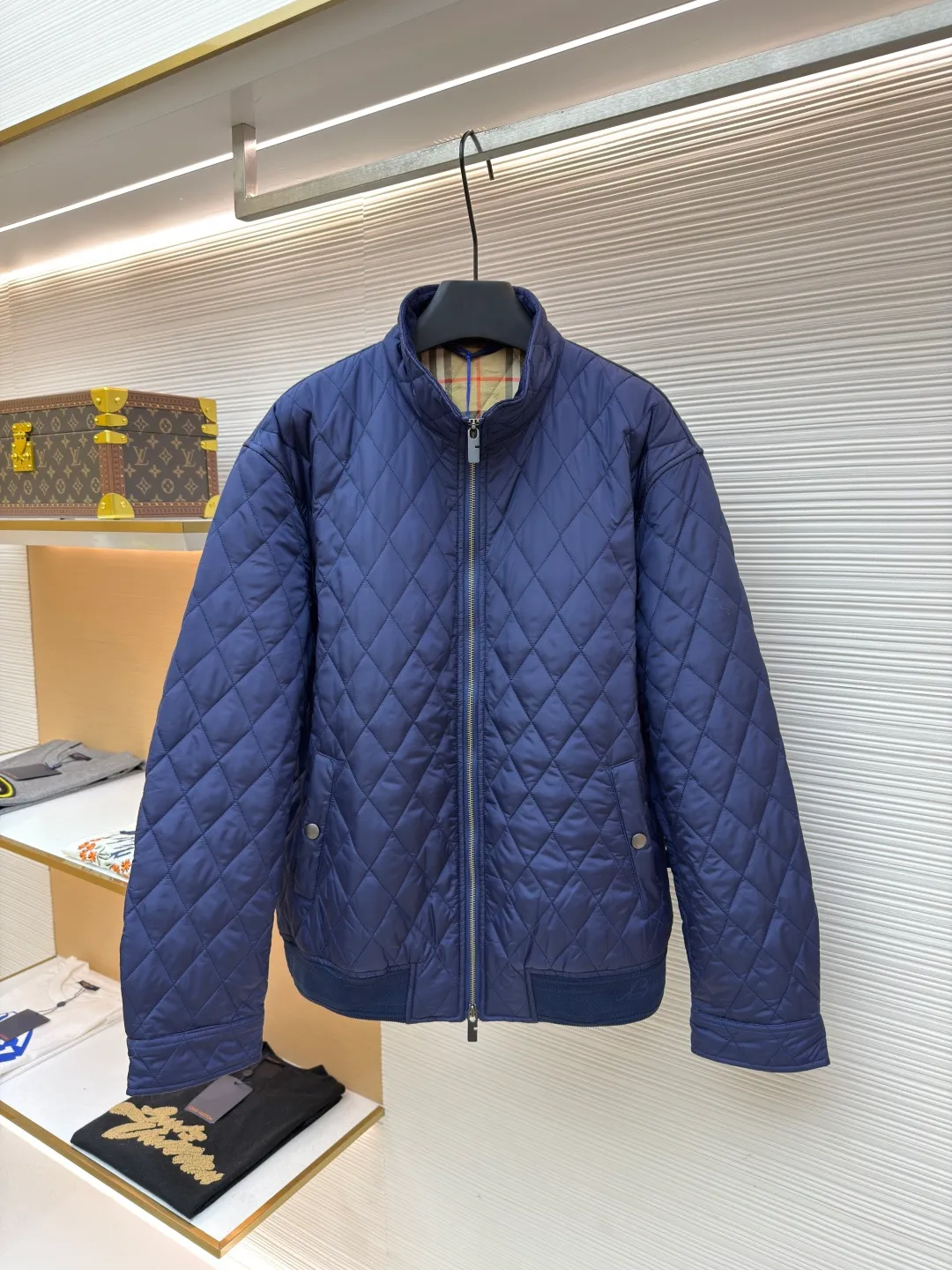 Burberry quilted nylon two-way zipper closure cotton jacket ●Original version: purchased and developed by 7293 ●Item number: 1681523-B70 ●Fabric: nylon fabric ●Technology: knitted jacquard production ●Color: navy blue ●Version: fitted version ●Weight: about 865 grams ●Size: S-M-L ●Description: This jacket is made of high-quality nylon fabric, with a delicate diamond-shaped quilted texture on the surface, which not only increases the visual layering, but also improves the thermal performance. The classic stand-up collar design and smooth zipper closure make it easy to put on and take off while highlighting the brand's classic aesthetics. The inner lining adopts a classic plaid design, with delicate details and a strong three-dimensional effect. Tailored fit to fit your body shape, showing an elegant and capable style. The ribbed design on the cuffs and hem not only increases wearing comfort, but also effectively prevents cold wind from intruding. Every stitch and thread is strictly controlled to ensure the durability and sophistication of the jacket. Whether it is for daily outings or casual gatherings, this jacket can be easily worn and is an indispensable fashion item in the wardrobe. The overall wiring is straight and delicate, the fabric is comfortable and soft, and the color is consistent without color difference. It can be matched with the same style to create a fashionable look and control various occasions. Customized accessories, complete with three standards, same style for men and women!