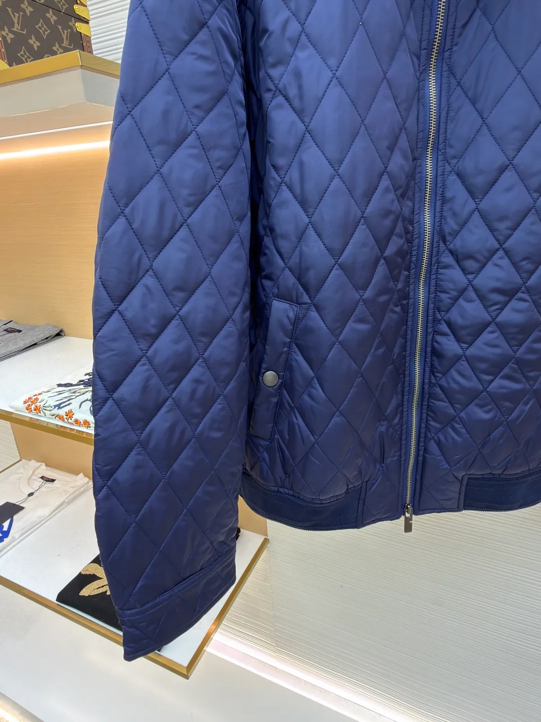 Burberry quilted nylon two-way zipper closure cotton jacket ●Original version: purchased and developed by 7293 ●Item number: 1681523-B70 ●Fabric: nylon fabric ●Technology: knitted jacquard production ●Color: navy blue ●Version: fitted version ●Weight: about 865 grams ●Size: S-M-L ●Description: This jacket is made of high-quality nylon fabric, with a delicate diamond-shaped quilted texture on the surface, which not only increases the visual layering, but also improves the thermal performance. The classic stand-up collar design and smooth zipper closure make it easy to put on and take off while highlighting the brand's classic aesthetics. The inner lining adopts a classic plaid design, with delicate details and a strong three-dimensional effect. Tailored fit to fit your body shape, showing an elegant and capable style. The ribbed design on the cuffs and hem not only increases wearing comfort, but also effectively prevents cold wind from intruding. Every stitch and thread is strictly controlled to ensure the durability and sophistication of the jacket. Whether it is for daily outings or casual gatherings, this jacket can be easily worn and is an indispensable fashion item in the wardrobe. The overall wiring is straight and delicate, the fabric is comfortable and soft, and the color is consistent without color difference. It can be matched with the same style to create a fashionable look and control various occasions. Customized accessories, complete with three standards, same style for men and women!