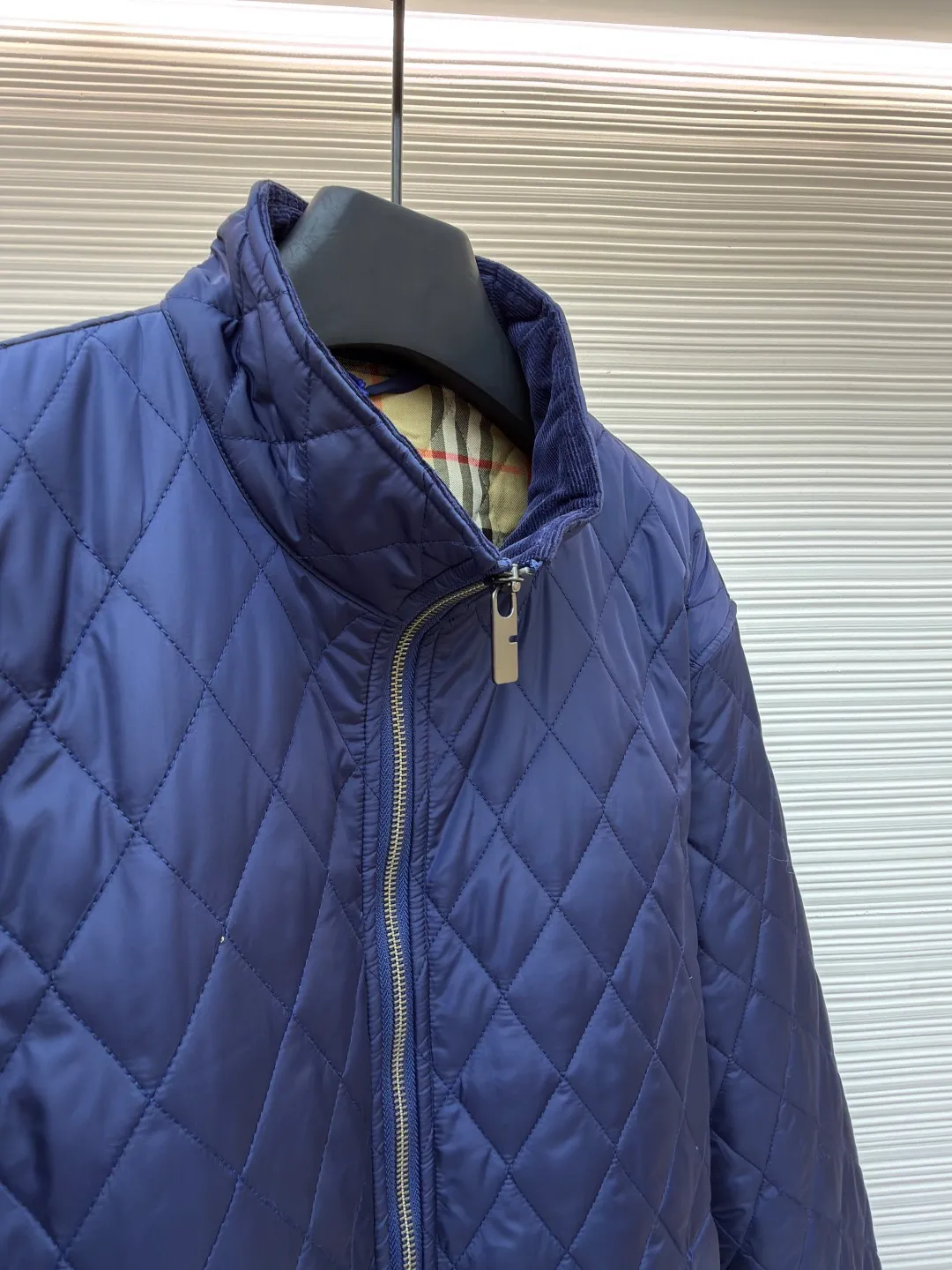 Burberry quilted nylon two-way zipper closure cotton jacket ●Original version: purchased and developed by 7293 ●Item number: 1681523-B70 ●Fabric: nylon fabric ●Technology: knitted jacquard production ●Color: navy blue ●Version: fitted version ●Weight: about 865 grams ●Size: S-M-L ●Description: This jacket is made of high-quality nylon fabric, with a delicate diamond-shaped quilted texture on the surface, which not only increases the visual layering, but also improves the thermal performance. The classic stand-up collar design and smooth zipper closure make it easy to put on and take off while highlighting the brand's classic aesthetics. The inner lining adopts a classic plaid design, with delicate details and a strong three-dimensional effect. Tailored fit to fit your body shape, showing an elegant and capable style. The ribbed design on the cuffs and hem not only increases wearing comfort, but also effectively prevents cold wind from intruding. Every stitch and thread is strictly controlled to ensure the durability and sophistication of the jacket. Whether it is for daily outings or casual gatherings, this jacket can be easily worn and is an indispensable fashion item in the wardrobe. The overall wiring is straight and delicate, the fabric is comfortable and soft, and the color is consistent without color difference. It can be matched with the same style to create a fashionable look and control various occasions. Customized accessories, complete with three standards, same style for men and women!