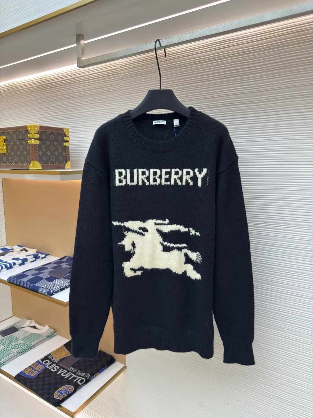BURBERRY war horse jacquard sweater ●Authentic product: Purchased and developed for 11200 ●Item number: 1680450-A90 ●Fabric: wool fabric ●Technology: jacquard production ●Type: loose version ●Weight: about 650 grams ●Size: S-M-L-XL ●Description: Made of 80 wool, 20 cashmere. The fabrics are made of sheep's wool and wool with very high content, and the garments should be washed to remove impurities and sheep odor from the fabrics. The upper body effect is very supple and comfortable. The jacquard adopts the positive 7-knitting method, and the pattern lines are open-stitched. Each line shows the high-strength weaving method of imported machines. Knitted sweater in a soft wool and cashmere blend, crafted in an Italian workshop. The overall wiring is straight and delicate, the fabric is comfortable and soft, and the color is consistent without color difference. It can be matched with the same style to create a fashionable look and control various occasions. Customized accessories, complete with three standards, same style for men and women!