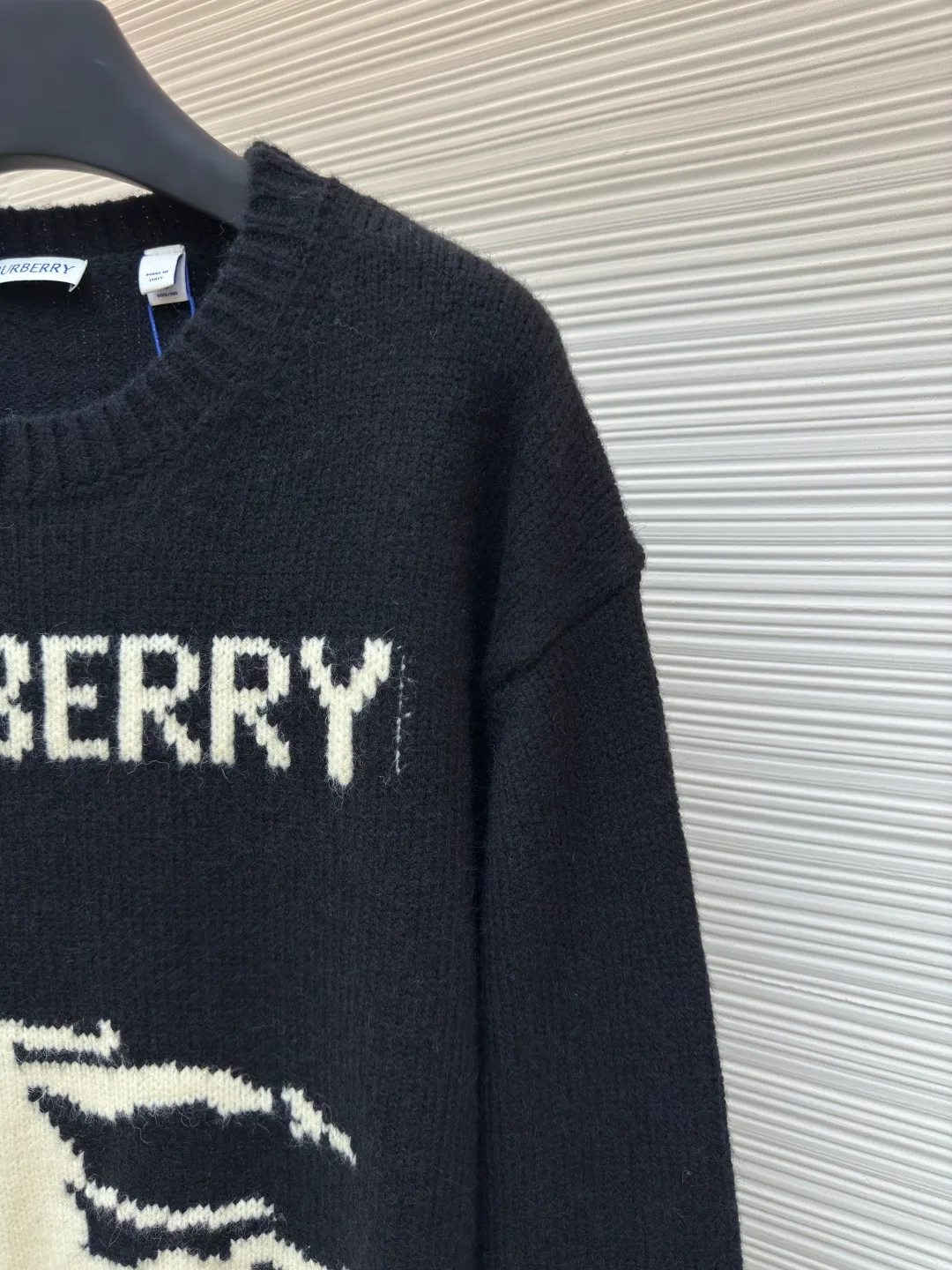 BURBERRY war horse jacquard sweater ●Authentic product: Purchased and developed for 11200 ●Item number: 1680450-A90 ●Fabric: wool fabric ●Technology: jacquard production ●Type: loose version ●Weight: about 650 grams ●Size: S-M-L-XL ●Description: Made of 80 wool, 20 cashmere. The fabrics are made of sheep's wool and wool with very high content, and the garments should be washed to remove impurities and sheep odor from the fabrics. The upper body effect is very supple and comfortable. The jacquard adopts the positive 7-knitting method, and the pattern lines are open-stitched. Each line shows the high-strength weaving method of imported machines. Knitted sweater in a soft wool and cashmere blend, crafted in an Italian workshop. The overall wiring is straight and delicate, the fabric is comfortable and soft, and the color is consistent without color difference. It can be matched with the same style to create a fashionable look and control various occasions. Customized accessories, complete with three standards, same style for men and women!