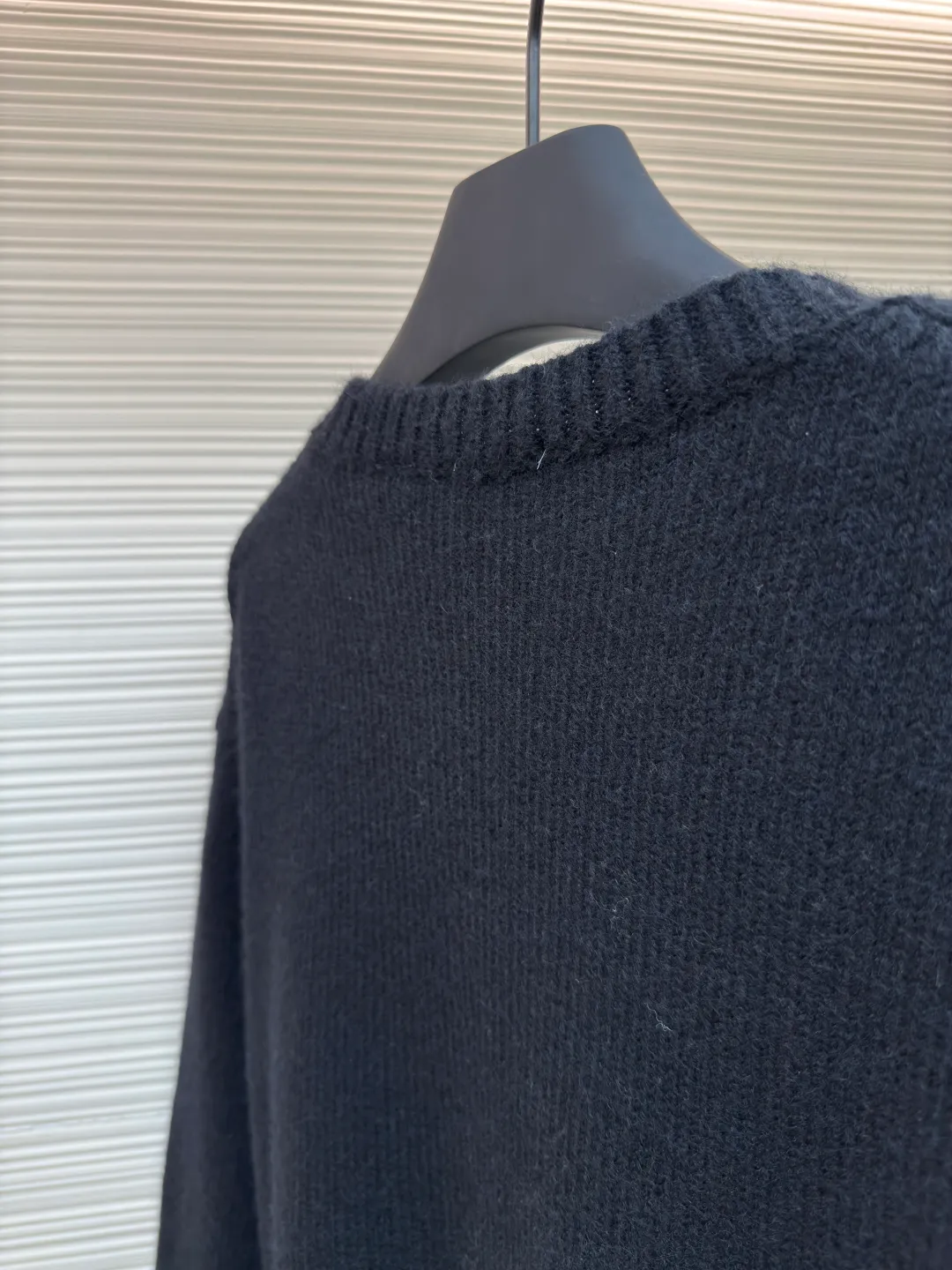 BURBERRY war horse jacquard sweater ●Authentic product: Purchased and developed for 11200 ●Item number: 1680450-A90 ●Fabric: wool fabric ●Technology: jacquard production ●Type: loose version ●Weight: about 650 grams ●Size: S-M-L-XL ●Description: Made of 80 wool, 20 cashmere. The fabrics are made of sheep's wool and wool with very high content, and the garments should be washed to remove impurities and sheep odor from the fabrics. The upper body effect is very supple and comfortable. The jacquard adopts the positive 7-knitting method, and the pattern lines are open-stitched. Each line shows the high-strength weaving method of imported machines. Knitted sweater in a soft wool and cashmere blend, crafted in an Italian workshop. The overall wiring is straight and delicate, the fabric is comfortable and soft, and the color is consistent without color difference. It can be matched with the same style to create a fashionable look and control various occasions. Customized accessories, complete with three standards, same style for men and women!