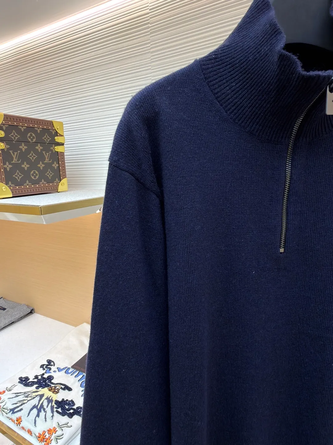 Burberry embroidered half-zip turtleneck sweater ●Original version: Purchased and developed by 4472 ●Item number: 1681783-B25 ●Material: wool blended fabric ●Technology: knitted production ●Color: navy ●Version: Fitted version ●Weight: about 545 grams ●Size: S-M-L-XL ●Description: Cashmere is used as the main body to dominate the feel, warmth and lightness of the fabric, while providing an unparalleled wearing experience. A small amount of polyamide and Lycra are added to enhance the overall durability and pilling resistance. An invisible support network is woven into the soft cashmere, and it also has a certain amount of elasticity to better fit the curves of the human body and allow it to be retracted and retracted freely. Due to the characteristics of the sweater fabric, it is stretched just right when stretching the frame, and then a hot-melt liner is used under the wool fabric piece to provide it with a certain temporary stable support to prevent it from shrinking after removal, causing pattern distortion, wrinkles and stitch dents. The high-precision calculation program system of the computer embroidery machine controls the movement of the embroidery frame in the X/Y direction, while the needle shuttles up and down, embroidering according to the set path, automatically completing thread trimming, thread jumping and other actions to form a stitch track, automatically adjusting the upper and lower thread tension to ensure that the stitches are smooth and free of floating threads, forming a war horse pattern with an error of ±0.1mm. Add detergent and preliminarily rinse the bulk goods at a water temperature of about 35 degrees to remove impurities during the production process, and then use protease to gently digest the hairiness on the surface to reduce the tendency of pilling from the root, improve the hand feel, retain softness, and eliminate irritation. After the final dehydration and drying process, the overall wiring is straight and delicate, the fabric is comfortable and soft, and the color is consistent without color difference. It can be matched with the same style to create a fashionable look and control various occasions. Customized accessories, complete with three standards, same style for men and women!