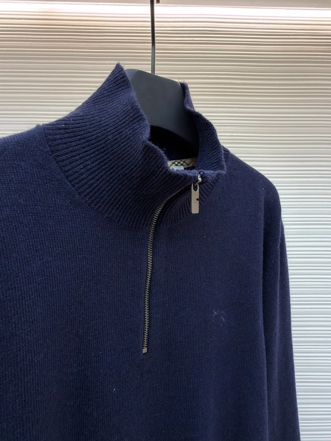 Burberry embroidered half-zip turtleneck sweater ●Original version: Purchased and developed by 4472 ●Item number: 1681783-B25 ●Material: wool blended fabric ●Technology: knitted production ●Color: navy ●Version: Fitted version ●Weight: about 545 grams ●Size: S-M-L-XL ●Description: Cashmere is used as the main body to dominate the feel, warmth and lightness of the fabric, while providing an unparalleled wearing experience. A small amount of polyamide and Lycra are added to enhance the overall durability and pilling resistance. An invisible support network is woven into the soft cashmere, and it also has a certain amount of elasticity to better fit the curves of the human body and allow it to be retracted and retracted freely. Due to the characteristics of the sweater fabric, it is stretched just right when stretching the frame, and then a hot-melt liner is used under the wool fabric piece to provide it with a certain temporary stable support to prevent it from shrinking after removal, causing pattern distortion, wrinkles and stitch dents. The high-precision calculation program system of the computer embroidery machine controls the movement of the embroidery frame in the X/Y direction, while the needle shuttles up and down, embroidering according to the set path, automatically completing thread trimming, thread jumping and other actions to form a stitch track, automatically adjusting the upper and lower thread tension to ensure that the stitches are smooth and free of floating threads, forming a war horse pattern with an error of ±0.1mm. Add detergent and preliminarily rinse the bulk goods at a water temperature of about 35 degrees to remove impurities during the production process, and then use protease to gently digest the hairiness on the surface to reduce the tendency of pilling from the root, improve the hand feel, retain softness, and eliminate irritation. After the final dehydration and drying process, the overall wiring is straight and delicate, the fabric is comfortable and soft, and the color is consistent without color difference. It can be matched with the same style to create a fashionable look and control various occasions. Customized accessories, complete with three standards, same style for men and women!