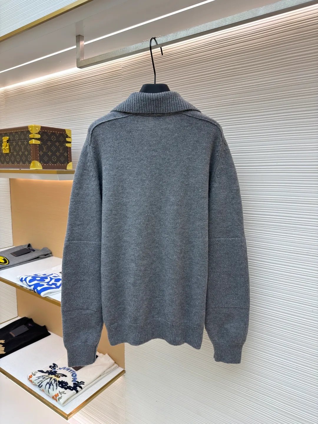 Burberry lapel rib knitted cashmere sweater ●Original version: purchased and developed by 11575 ●Item number: 1682227-B15 ●Fabric: wool blended fabric ●Technology: knitted ●Color: gray ●Version: fitted version ●Weight: about 580 grams ●Size: S-M-L-XL ●Description: This black knitted cardigan is knitted with high-count worsted wool yarn. The main body is built using four-flat stitch technology, which gives the fabric good elasticity and shapeability, while forming a fine and tight texture. The ribbed lapel weaving process is used at the neckline, and a combination of different needle types is used to create a crisp collar profile. The rib structure can be freely expanded and contracted according to the wearing status to fit the neck line. The placket adopts inlaid buttonhole technology and is matched with matte resin buttons of the same color. The buttons and the body are fixed by hand-stitching, which is strong and beautiful. The brand logo patch on the lower side of the body is processed by a hot-pressing bonding process and fits seamlessly with the knitted fabric. The overall cut is a slightly loose shoulder-drop version, combined with three-dimensional darting technology, which ensures wearing comfort while creating clean lines. Every knitting node is manually inspected to ensure the uniformity and integrity of the knitted texture. The overall wiring is straight and delicate, the fabric is comfortable and soft, and the color is consistent without color difference. It can be matched with the same style to create a fashionable look and control various occasions. Customized accessories, complete with three standards, same style for men and women!