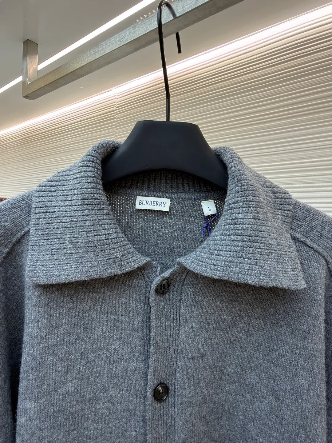 Burberry lapel rib knitted cashmere sweater ●Original version: purchased and developed by 11575 ●Item number: 1682227-B15 ●Fabric: wool blended fabric ●Technology: knitted ●Color: gray ●Version: fitted version ●Weight: about 580 grams ●Size: S-M-L-XL ●Description: This black knitted cardigan is knitted with high-count worsted wool yarn. The main body is built using four-flat stitch technology, which gives the fabric good elasticity and shapeability, while forming a fine and tight texture. The ribbed lapel weaving process is used at the neckline, and a combination of different needle types is used to create a crisp collar profile. The rib structure can be freely expanded and contracted according to the wearing status to fit the neck line. The placket adopts inlaid buttonhole technology and is matched with matte resin buttons of the same color. The buttons and the body are fixed by hand-stitching, which is strong and beautiful. The brand logo patch on the lower side of the body is processed by a hot-pressing bonding process and fits seamlessly with the knitted fabric. The overall cut is a slightly loose shoulder-drop version, combined with three-dimensional darting technology, which ensures wearing comfort while creating clean lines. Every knitting node is manually inspected to ensure the uniformity and integrity of the knitted texture. The overall wiring is straight and delicate, the fabric is comfortable and soft, and the color is consistent without color difference. It can be matched with the same style to create a fashionable look and control various occasions. Customized accessories, complete with three standards, same style for men and women!