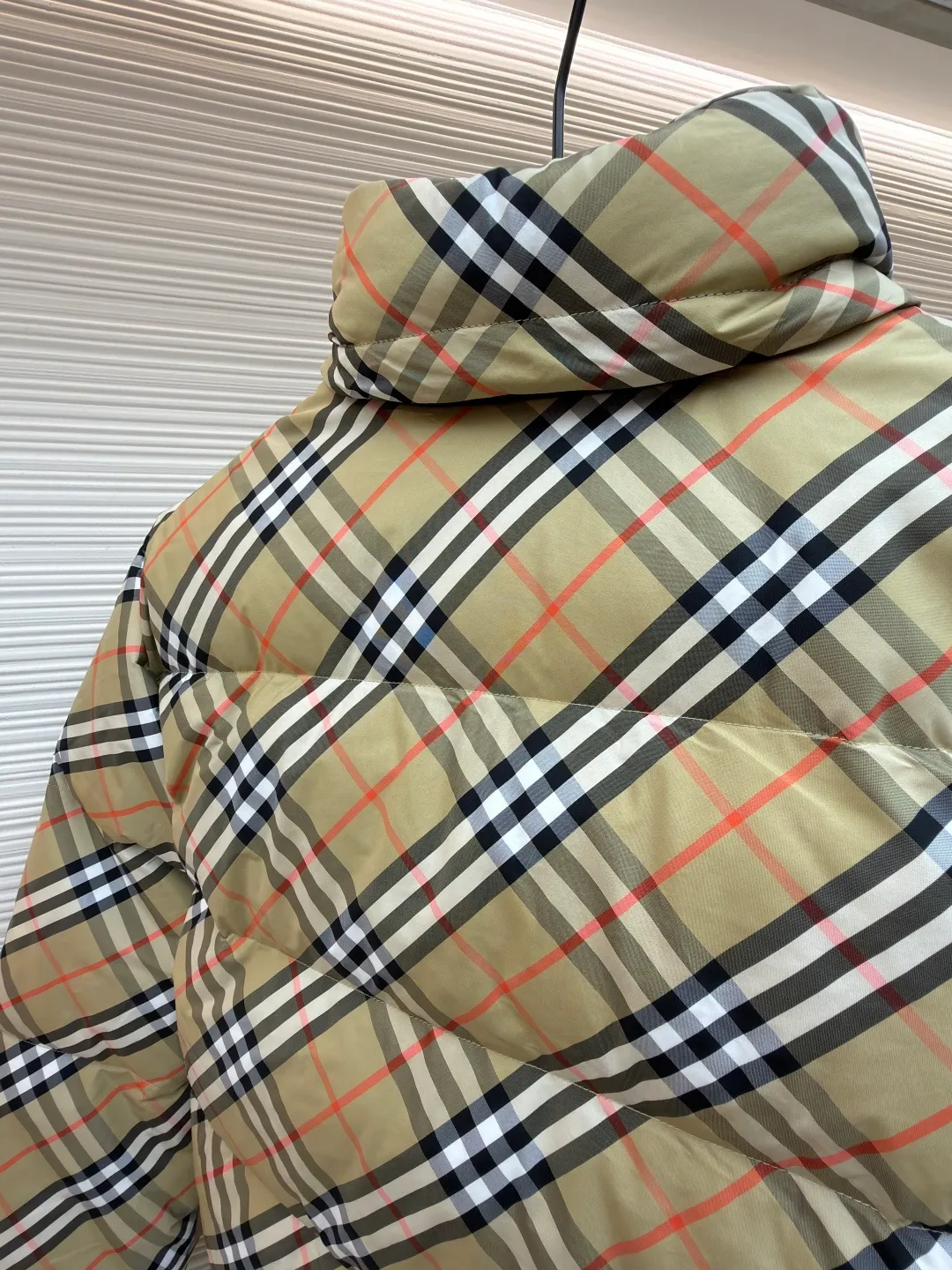 Burberry reversible plaid Snowdon down jacket ●Original version: purchased and developed by 8346 ●Item number: 1682250-D25 ●Fabric: white duck down fabric ●Technology: mechanical down filling ●Color: khaki/black ●Version: fitted version ●Weight: about 990 grams ●Size: S-M-L-XL ●Description: This plaid down jacket is designed with the brand's classic plaid as the core. The fabric is made of high-count and high-density cotton blended material. The color and texture of the plaid are restored through digital direct printing technology. The printed layer is treated with high-temperature color fixation and is resistant to fading and cracking after repeated washing. The fabric is also treated with an anti-drilling coating to effectively prevent down leakage. The filling is made of 90% white duck down, using a zoned down filling process to manually control the amount of down in each grid, so that the fluffiness is uniform and the warmth retention is excellent. The hood is made of black matte nylon fabric, treated with windproof and waterproof treatment, and has built-in styling wire at the brim so you can adjust the shape at will. The zipper uses a customized two-way nylon zipper with smooth and wear-resistant teeth, and the chain head is made of matte alloy. The seams of the body are made of three-needle and five-thread overlocking technology, and the stitches are fine and smooth. The plaid splicing is precisely cut to make the patterns connect naturally. The overall craftsmanship combines classic elements with practical functions, showing exquisite craftsmanship. The overall wiring is straight and delicate, the fabric is comfortable and soft, and the color is consistent without color difference. It can be matched with the same style to create a fashionable look and control various occasions. Customized accessories, complete with three standards, same style for men and women!