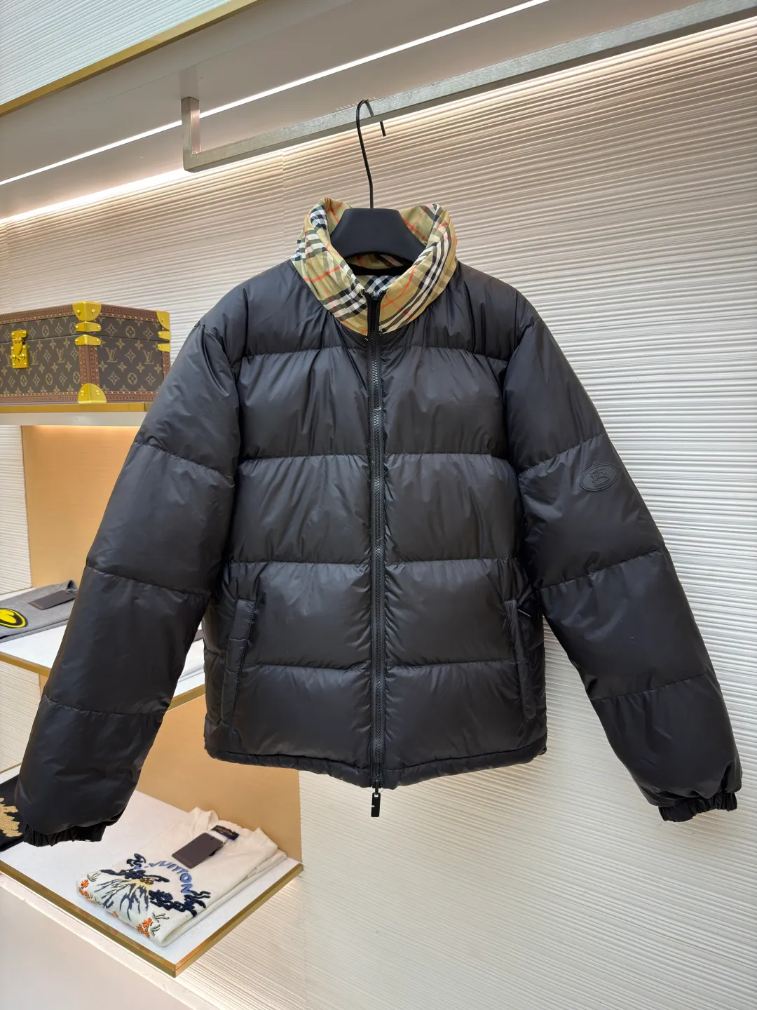Burberry reversible plaid Snowdon down jacket ●Original version: purchased and developed by 8346 ●Item number: 1682250-D25 ●Fabric: white duck down fabric ●Technology: mechanical down filling ●Color: khaki/black ●Version: fitted version ●Weight: about 990 grams ●Size: S-M-L-XL ●Description: This plaid down jacket is designed with the brand's classic plaid as the core. The fabric is made of high-count and high-density cotton blended material. The color and texture of the plaid are restored through digital direct printing technology. The printed layer is treated with high-temperature color fixation and is resistant to fading and cracking after repeated washing. The fabric is also treated with an anti-drilling coating to effectively prevent down leakage. The filling is made of 90% white duck down, using a zoned down filling process to manually control the amount of down in each grid, so that the fluffiness is uniform and the warmth retention is excellent. The hood is made of black matte nylon fabric, treated with windproof and waterproof treatment, and has built-in styling wire at the brim so you can adjust the shape at will. The zipper uses a customized two-way nylon zipper with smooth and wear-resistant teeth, and the chain head is made of matte alloy. The seams of the body are made of three-needle and five-thread overlocking technology, and the stitches are fine and smooth. The plaid splicing is precisely cut to make the patterns connect naturally. The overall craftsmanship combines classic elements with practical functions, showing exquisite craftsmanship. The overall wiring is straight and delicate, the fabric is comfortable and soft, and the color is consistent without color difference. It can be matched with the same style to create a fashionable look and control various occasions. Customized accessories, complete with three standards, same style for men and women!