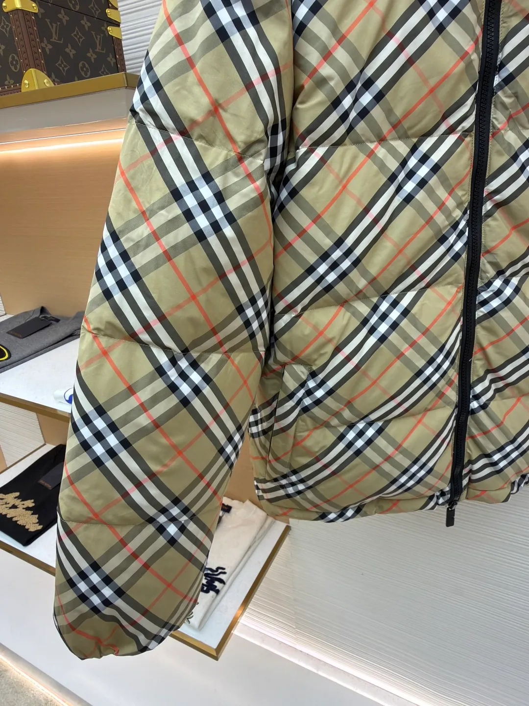 Burberry reversible plaid Snowdon down jacket ●Original version: purchased and developed by 8346 ●Item number: 1682250-D25 ●Fabric: white duck down fabric ●Technology: mechanical down filling ●Color: khaki/black ●Version: fitted version ●Weight: about 990 grams ●Size: S-M-L-XL ●Description: This plaid down jacket is designed with the brand's classic plaid as the core. The fabric is made of high-count and high-density cotton blended material. The color and texture of the plaid are restored through digital direct printing technology. The printed layer is treated with high-temperature color fixation and is resistant to fading and cracking after repeated washing. The fabric is also treated with an anti-drilling coating to effectively prevent down leakage. The filling is made of 90% white duck down, using a zoned down filling process to manually control the amount of down in each grid, so that the fluffiness is uniform and the warmth retention is excellent. The hood is made of black matte nylon fabric, treated with windproof and waterproof treatment, and has built-in styling wire at the brim so you can adjust the shape at will. The zipper uses a customized two-way nylon zipper with smooth and wear-resistant teeth, and the chain head is made of matte alloy. The seams of the body are made of three-needle and five-thread overlocking technology, and the stitches are fine and smooth. The plaid splicing is precisely cut to make the patterns connect naturally. The overall craftsmanship combines classic elements with practical functions, showing exquisite craftsmanship. The overall wiring is straight and delicate, the fabric is comfortable and soft, and the color is consistent without color difference. It can be matched with the same style to create a fashionable look and control various occasions. Customized accessories, complete with three standards, same style for men and women!