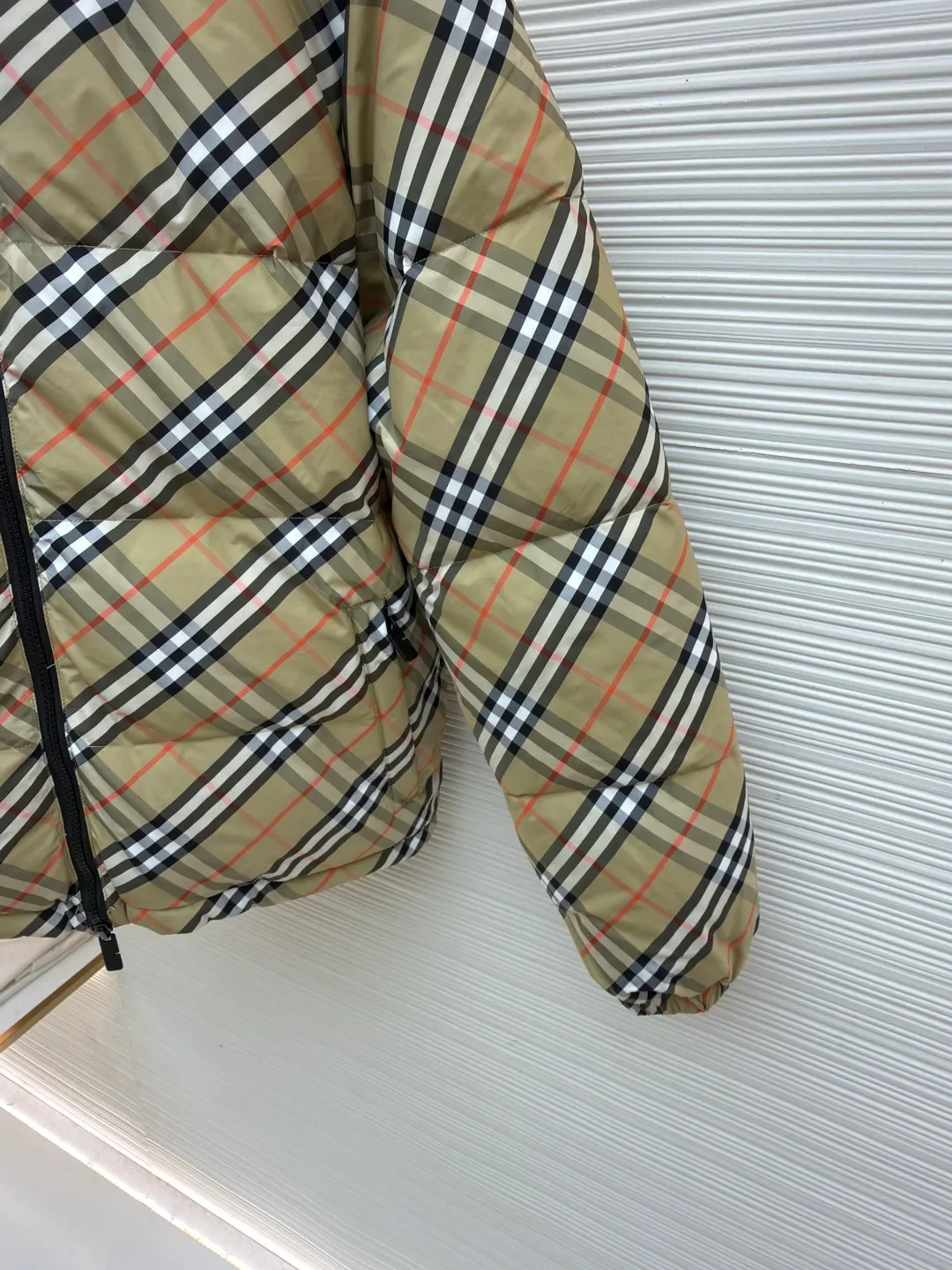 Burberry reversible plaid Snowdon down jacket ●Original version: purchased and developed by 8346 ●Item number: 1682250-D25 ●Fabric: white duck down fabric ●Technology: mechanical down filling ●Color: khaki/black ●Version: fitted version ●Weight: about 990 grams ●Size: S-M-L-XL ●Description: This plaid down jacket is designed with the brand's classic plaid as the core. The fabric is made of high-count and high-density cotton blended material. The color and texture of the plaid are restored through digital direct printing technology. The printed layer is treated with high-temperature color fixation and is resistant to fading and cracking after repeated washing. The fabric is also treated with an anti-drilling coating to effectively prevent down leakage. The filling is made of 90% white duck down, using a zoned down filling process to manually control the amount of down in each grid, so that the fluffiness is uniform and the warmth retention is excellent. The hood is made of black matte nylon fabric, treated with windproof and waterproof treatment, and has built-in styling wire at the brim so you can adjust the shape at will. The zipper uses a customized two-way nylon zipper with smooth and wear-resistant teeth, and the chain head is made of matte alloy. The seams of the body are made of three-needle and five-thread overlocking technology, and the stitches are fine and smooth. The plaid splicing is precisely cut to make the patterns connect naturally. The overall craftsmanship combines classic elements with practical functions, showing exquisite craftsmanship. The overall wiring is straight and delicate, the fabric is comfortable and soft, and the color is consistent without color difference. It can be matched with the same style to create a fashionable look and control various occasions. Customized accessories, complete with three standards, same style for men and women!
