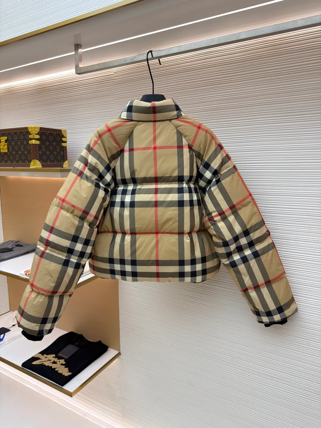 Burberry stand collar plaid short down jacket ●Original version: Purchased and developed by 5829 ●Item number: 1681400-D15 ●Material: white duck down fabric ●Technology: mechanical down filling ●Color: khaki ●Version: fitted version ●Weight: about 840 grams ●Size: S-M-L ●Description: This down jacket is made of classic plaid fabric, with harmonious color matching and precise plaid alignment, and the process is extremely difficult. The stand-up collar design fits the neck and is windproof and warm. Made of high-quality zippers, they are smooth, durable and complement the overall style. The body is filled with high-quality down, which is fluffy and full and has excellent warmth retention. The cut is a short version, neat and fashionable, with smooth lines. Every stitching is fine and neat, and the hemming process is exquisite to prevent linting and threading. From the precise alignment of the plaid to the even filling of down, to the workmanship of the details, all reflect the strict requirements for craftsmanship. It not only retains the recognition of the classic plaid, but also gives it excellent warmth and fashion through exquisite craftsmanship. The overall wiring is straight and delicate, the fabric is comfortable and soft, and the color is consistent without color difference. It can be matched with the same style to create a fashionable look and control various occasions. Customized accessories, complete with three standards, same style for men and women!