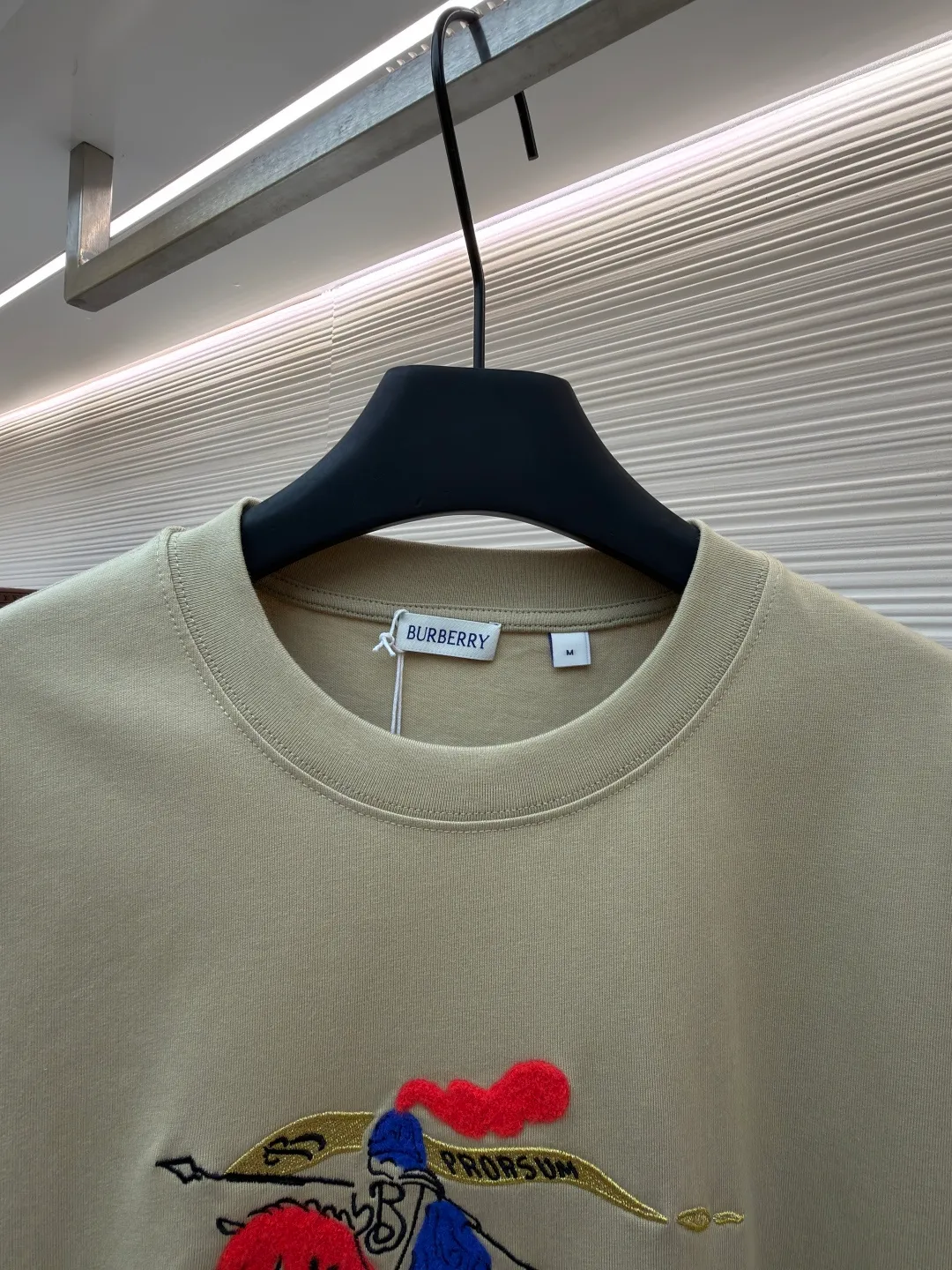 Burberry fleece pony round neck short sleeves ●Original version: Purchased and developed for 4850 ●Item number: 1682161-A05 ●Fabric: pure cotton plain weave ●Technology: embroidery production ●Color: khaki ●Version: fitted version ●Weight: about 290g ●Size: XS-S-M-L ●Description: Made of 15S fine cotton plain weave, 230g; matching 32S double yarn rack thread, 340g. Fine cotton fabrics usually have better moisture absorption, breathability, wear resistance, and are also softer and smoother. Vintage fine cotton fabric is a relatively thick cotton fabric that has been carefully processed and treated to have excellent texture and performance. It feels soft and comfortable and fits the skin very well when worn. Craftsmanship with plush effect, new season equestrian knight logo embroidery, and metallic yarns with a rich touch are the core of the design. During the embroidery process, special yarns containing metallic threads are mixed and programmed through a computer embroidery machine to integrate the metallic yarns into specific parts of the pattern using stitching methods such as chain embroidery and tatami embroidery. On top of the traditional three-dimensional sense of embroidery, a shimmering metallic luster and a special cool touch are added, causing the classic logo pattern to produce local highlights under light, showing a reshaped modern sense and a high-end customization-like sophistication, which is highly recognizable. The overall wiring is straight and delicate, the fabric is comfortable and soft, and the color is consistent without color difference. It can be matched with the same style to create a fashionable look and control various occasions. Customized accessories, complete with three standards, same style for men and women!