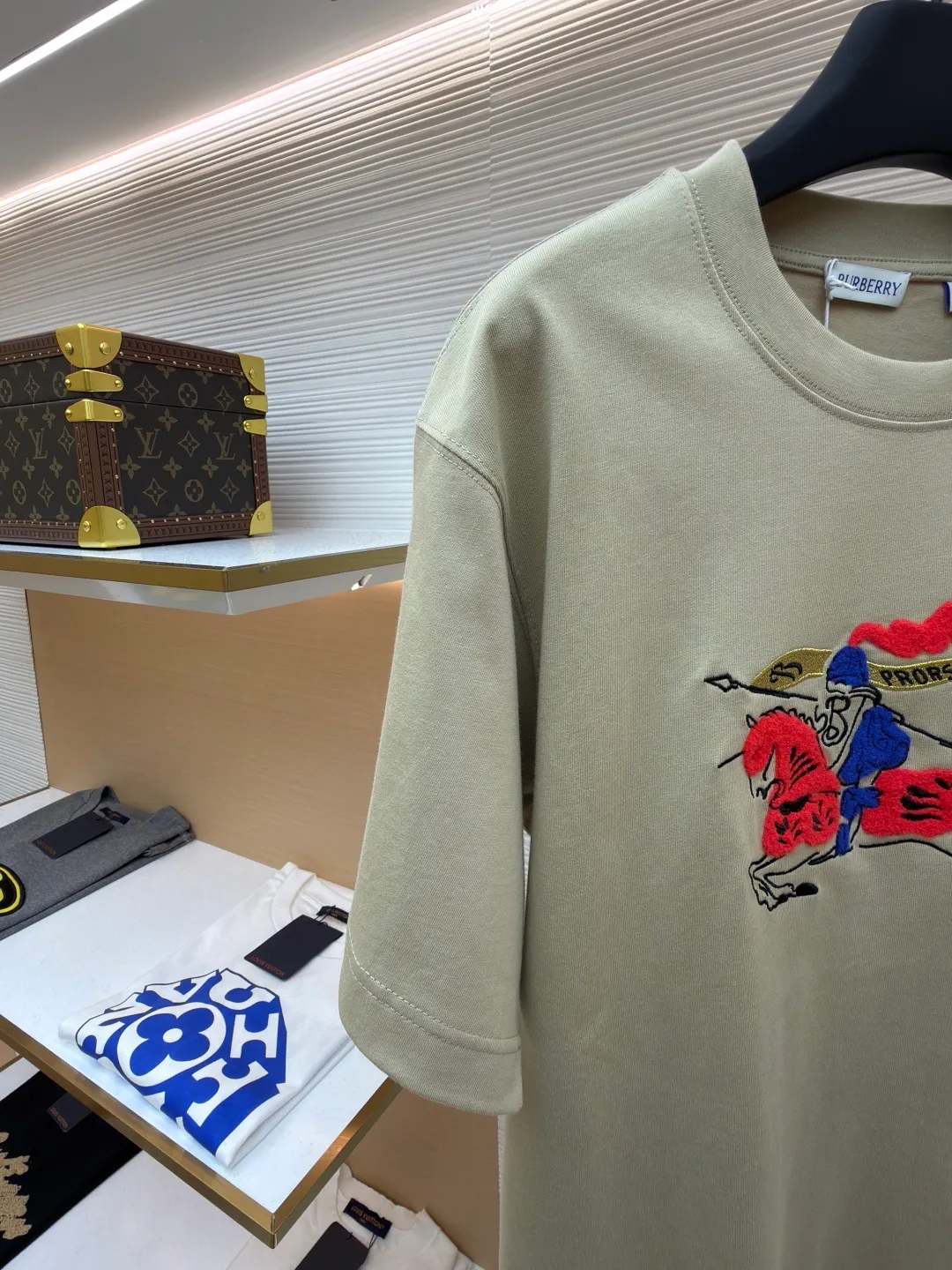 Burberry fleece pony round neck short sleeves ●Original version: Purchased and developed for 4850 ●Item number: 1682161-A05 ●Fabric: pure cotton plain weave ●Technology: embroidery production ●Color: khaki ●Version: fitted version ●Weight: about 290g ●Size: XS-S-M-L ●Description: Made of 15S fine cotton plain weave, 230g; matching 32S double yarn rack thread, 340g. Fine cotton fabrics usually have better moisture absorption, breathability, wear resistance, and are also softer and smoother. Vintage fine cotton fabric is a relatively thick cotton fabric that has been carefully processed and treated to have excellent texture and performance. It feels soft and comfortable and fits the skin very well when worn. Craftsmanship with plush effect, new season equestrian knight logo embroidery, and metallic yarns with a rich touch are the core of the design. During the embroidery process, special yarns containing metallic threads are mixed and programmed through a computer embroidery machine to integrate the metallic yarns into specific parts of the pattern using stitching methods such as chain embroidery and tatami embroidery. On top of the traditional three-dimensional sense of embroidery, a shimmering metallic luster and a special cool touch are added, causing the classic logo pattern to produce local highlights under light, showing a reshaped modern sense and a high-end customization-like sophistication, which is highly recognizable. The overall wiring is straight and delicate, the fabric is comfortable and soft, and the color is consistent without color difference. It can be matched with the same style to create a fashionable look and control various occasions. Customized accessories, complete with three standards, same style for men and women!