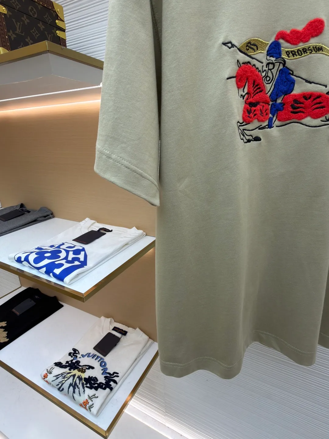 Burberry fleece pony round neck short sleeves ●Original version: Purchased and developed for 4850 ●Item number: 1682161-A05 ●Fabric: pure cotton plain weave ●Technology: embroidery production ●Color: khaki ●Version: fitted version ●Weight: about 290g ●Size: XS-S-M-L ●Description: Made of 15S fine cotton plain weave, 230g; matching 32S double yarn rack thread, 340g. Fine cotton fabrics usually have better moisture absorption, breathability, wear resistance, and are also softer and smoother. Vintage fine cotton fabric is a relatively thick cotton fabric that has been carefully processed and treated to have excellent texture and performance. It feels soft and comfortable and fits the skin very well when worn. Craftsmanship with plush effect, new season equestrian knight logo embroidery, and metallic yarns with a rich touch are the core of the design. During the embroidery process, special yarns containing metallic threads are mixed and programmed through a computer embroidery machine to integrate the metallic yarns into specific parts of the pattern using stitching methods such as chain embroidery and tatami embroidery. On top of the traditional three-dimensional sense of embroidery, a shimmering metallic luster and a special cool touch are added, causing the classic logo pattern to produce local highlights under light, showing a reshaped modern sense and a high-end customization-like sophistication, which is highly recognizable. The overall wiring is straight and delicate, the fabric is comfortable and soft, and the color is consistent without color difference. It can be matched with the same style to create a fashionable look and control various occasions. Customized accessories, complete with three standards, same style for men and women!