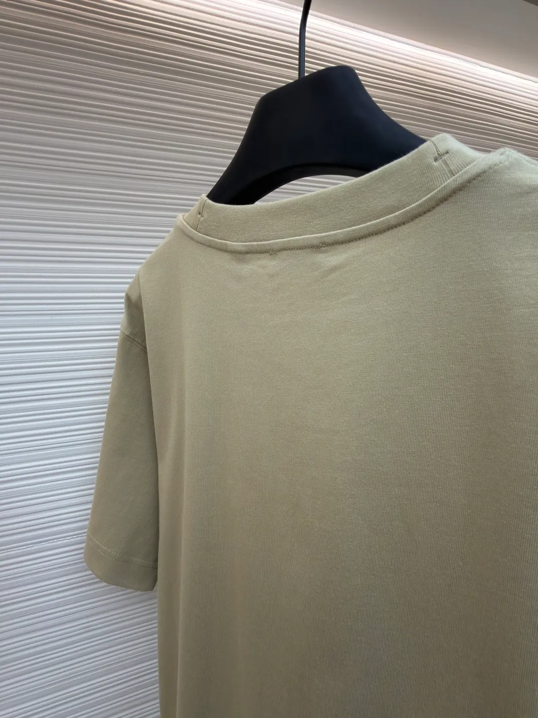 Burberry fleece pony round neck short sleeves ●Original version: Purchased and developed for 4850 ●Item number: 1682161-A05 ●Fabric: pure cotton plain weave ●Technology: embroidery production ●Color: khaki ●Version: fitted version ●Weight: about 290g ●Size: XS-S-M-L ●Description: Made of 15S fine cotton plain weave, 230g; matching 32S double yarn rack thread, 340g. Fine cotton fabrics usually have better moisture absorption, breathability, wear resistance, and are also softer and smoother. Vintage fine cotton fabric is a relatively thick cotton fabric that has been carefully processed and treated to have excellent texture and performance. It feels soft and comfortable and fits the skin very well when worn. Craftsmanship with plush effect, new season equestrian knight logo embroidery, and metallic yarns with a rich touch are the core of the design. During the embroidery process, special yarns containing metallic threads are mixed and programmed through a computer embroidery machine to integrate the metallic yarns into specific parts of the pattern using stitching methods such as chain embroidery and tatami embroidery. On top of the traditional three-dimensional sense of embroidery, a shimmering metallic luster and a special cool touch are added, causing the classic logo pattern to produce local highlights under light, showing a reshaped modern sense and a high-end customization-like sophistication, which is highly recognizable. The overall wiring is straight and delicate, the fabric is comfortable and soft, and the color is consistent without color difference. It can be matched with the same style to create a fashionable look and control various occasions. Customized accessories, complete with three standards, same style for men and women!