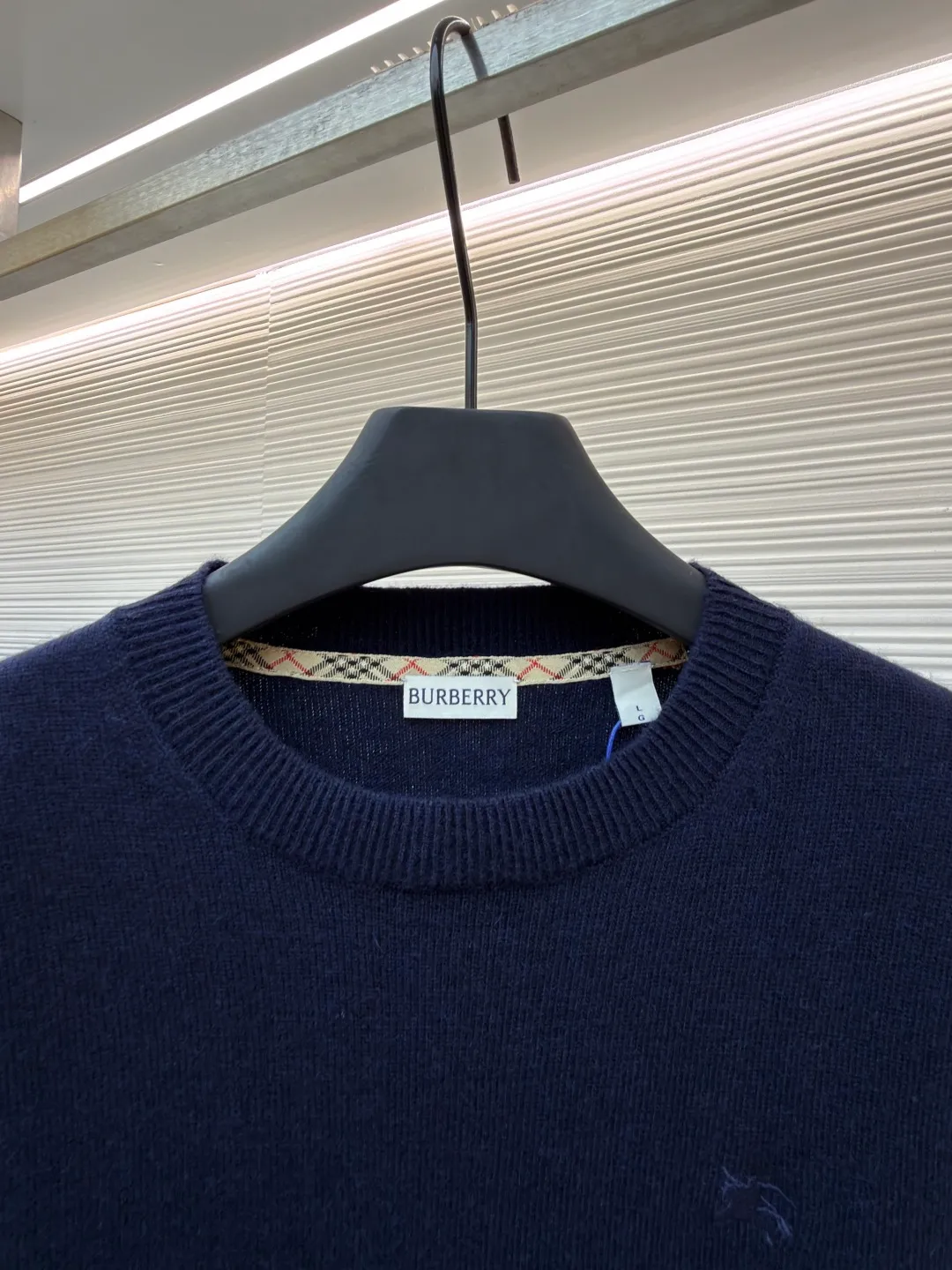 Burberry embroidered crew neck sweater ●Original version: Purchased and developed for 1499 ●Item number: 1681780-B25 ●Fabric: wool blended fabric ●Technology: knitted ●Color: navy ●Version: Fitted version ●Weight: about 465 grams ●Size: S-M-L-XL ●Description: Cashmere is used as the main body to dominate the feel, warmth and lightness of the fabric, while providing an unparalleled wearing experience. A small amount of polyamide and Lycra are added to enhance the overall durability and pilling resistance. An invisible support network is woven into the soft cashmere, and it also has a certain amount of elasticity to better fit the curves of the human body and allow it to be retracted and retracted freely. The ribbed decorative parts of the collar and cuffs are made of blended fabrics of the same proportion, which further enhances the texture and wearing experience. Due to the characteristics of the sweater fabric, it is stretched just right when stretching the frame, and then a hot-melt liner is used under the wool fabric piece to provide it with a certain temporary stable support to prevent it from shrinking after removal, causing pattern distortion, wrinkles and stitch dents. The high-precision calculation program system of the computer embroidery machine controls the movement of the embroidery frame in the X/Y direction, while the needle shuttles up and down, embroidering according to the set path, automatically completing thread trimming, thread jumping and other actions to form a stitch track, automatically adjusting the upper and lower thread tension to ensure that the stitches are smooth and free of floating threads, forming a war horse pattern with an error of ±0.1mm. Add detergent and preliminarily rinse the bulk goods at a water temperature of about 35 degrees to remove impurities during the production process, and then use protease to gently digest the hairiness on the surface to reduce the tendency of pilling from the root, improve the hand feel, retain softness, and eliminate irritation. Finally, after dehydration and drying, the dimensional and shape stability is improved. The overall wiring is straight and delicate, the fabric is comfortable and soft, and the color is consistent without color difference. It can be matched with the same style to create a fashionable look and control various occasions. Customized accessories, complete with three standards, same style for men and women!