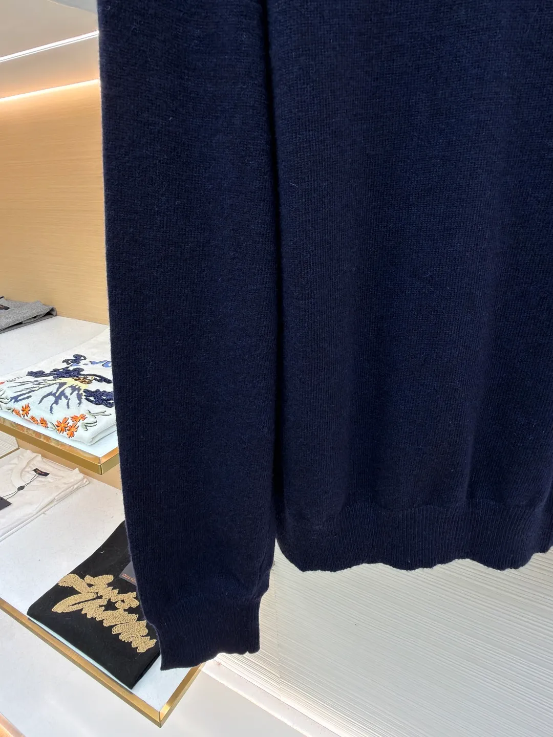 Burberry embroidered crew neck sweater ●Original version: Purchased and developed for 1499 ●Item number: 1681780-B25 ●Fabric: wool blended fabric ●Technology: knitted ●Color: navy ●Version: Fitted version ●Weight: about 465 grams ●Size: S-M-L-XL ●Description: Cashmere is used as the main body to dominate the feel, warmth and lightness of the fabric, while providing an unparalleled wearing experience. A small amount of polyamide and Lycra are added to enhance the overall durability and pilling resistance. An invisible support network is woven into the soft cashmere, and it also has a certain amount of elasticity to better fit the curves of the human body and allow it to be retracted and retracted freely. The ribbed decorative parts of the collar and cuffs are made of blended fabrics of the same proportion, which further enhances the texture and wearing experience. Due to the characteristics of the sweater fabric, it is stretched just right when stretching the frame, and then a hot-melt liner is used under the wool fabric piece to provide it with a certain temporary stable support to prevent it from shrinking after removal, causing pattern distortion, wrinkles and stitch dents. The high-precision calculation program system of the computer embroidery machine controls the movement of the embroidery frame in the X/Y direction, while the needle shuttles up and down, embroidering according to the set path, automatically completing thread trimming, thread jumping and other actions to form a stitch track, automatically adjusting the upper and lower thread tension to ensure that the stitches are smooth and free of floating threads, forming a war horse pattern with an error of ±0.1mm. Add detergent and preliminarily rinse the bulk goods at a water temperature of about 35 degrees to remove impurities during the production process, and then use protease to gently digest the hairiness on the surface to reduce the tendency of pilling from the root, improve the hand feel, retain softness, and eliminate irritation. Finally, after dehydration and drying, the dimensional and shape stability is improved. The overall wiring is straight and delicate, the fabric is comfortable and soft, and the color is consistent without color difference. It can be matched with the same style to create a fashionable look and control various occasions. Customized accessories, complete with three standards, same style for men and women!