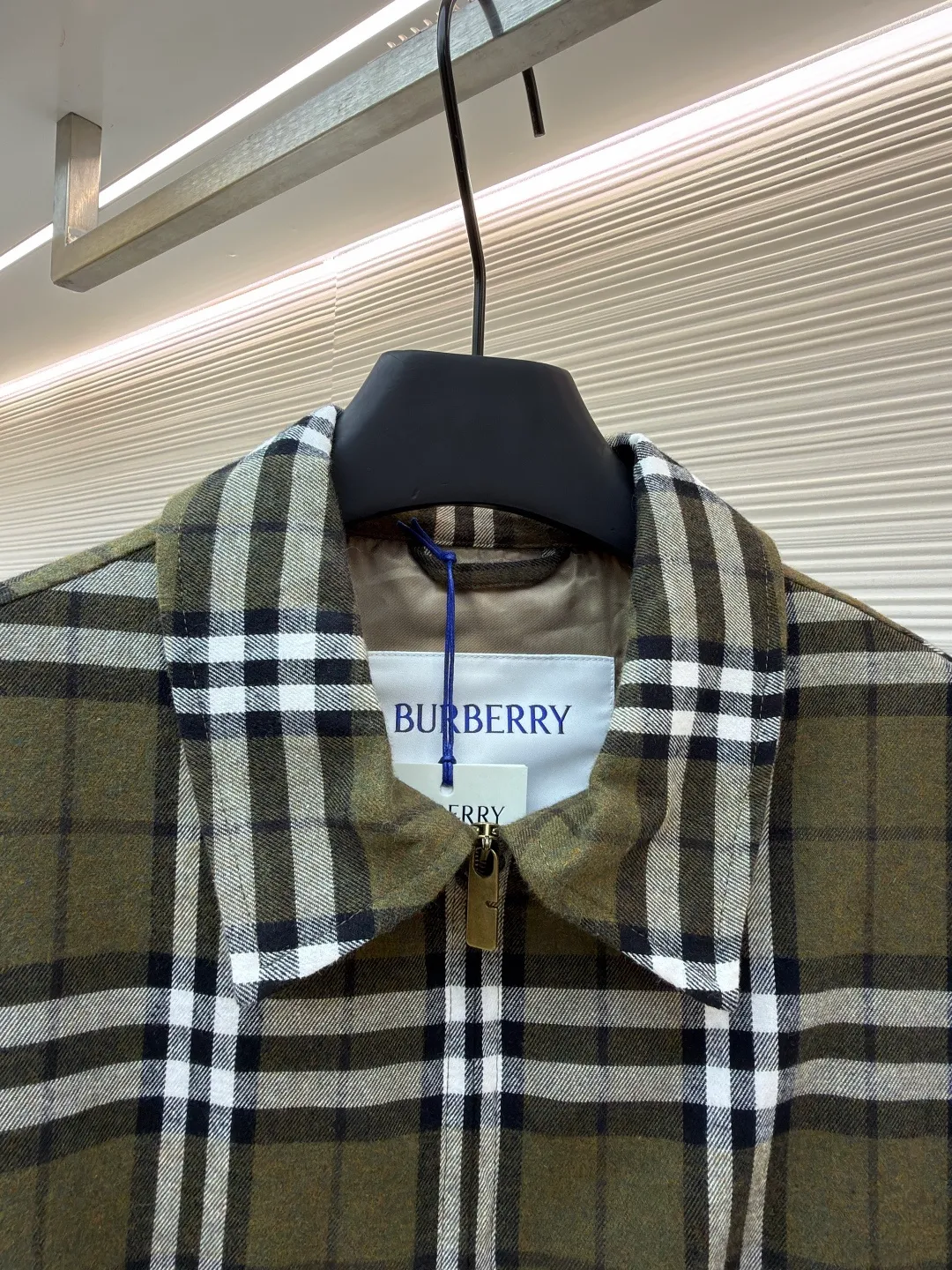 Burberry two-way zipper lapel jacket ●Original version: purchased and developed by 10872 ●Item number: 1682477-C35 ●Fabric: wool fabric ●Technology: made on positioning cutting machine ●Color: green ●Version: fitted version ●Weight: about 650 grams ●Size: S-M-L-XL ●Description: This Burberry plaid jacket is developed from the original mold. It uses high-count pure cotton brushed plaid fabric, which is pre-washed and sanded. The fabric feels soft and skin-friendly and has good breathability and stiffness. The plaid pattern is woven using yarn-dyed technology. The texture is clear and will not fade or shift. The classic brown, white and black plaid pattern fully demonstrates the brand recognition. The body adopts a loose off-shoulder design, with metal zipper closure and lapel shape. The details are supplemented by customized metal snaps and brand woven labels. The overall wiring follows luxury craftsmanship standards, the stitching is fine and straight, and the inner hemming is neat and burr-free. Customized accessories and complete three-label blessings, every detail demonstrates craftsmanship. The same style for men and women can easily control various wearing scenarios such as casual commuting and street fashion. The overall wiring is straight and delicate, the fabric is comfortable and soft, and the color is consistent without color difference. It can be matched with the same style to create a fashionable look and control various occasions. Customized accessories, complete with three standards, same style for men and women!
